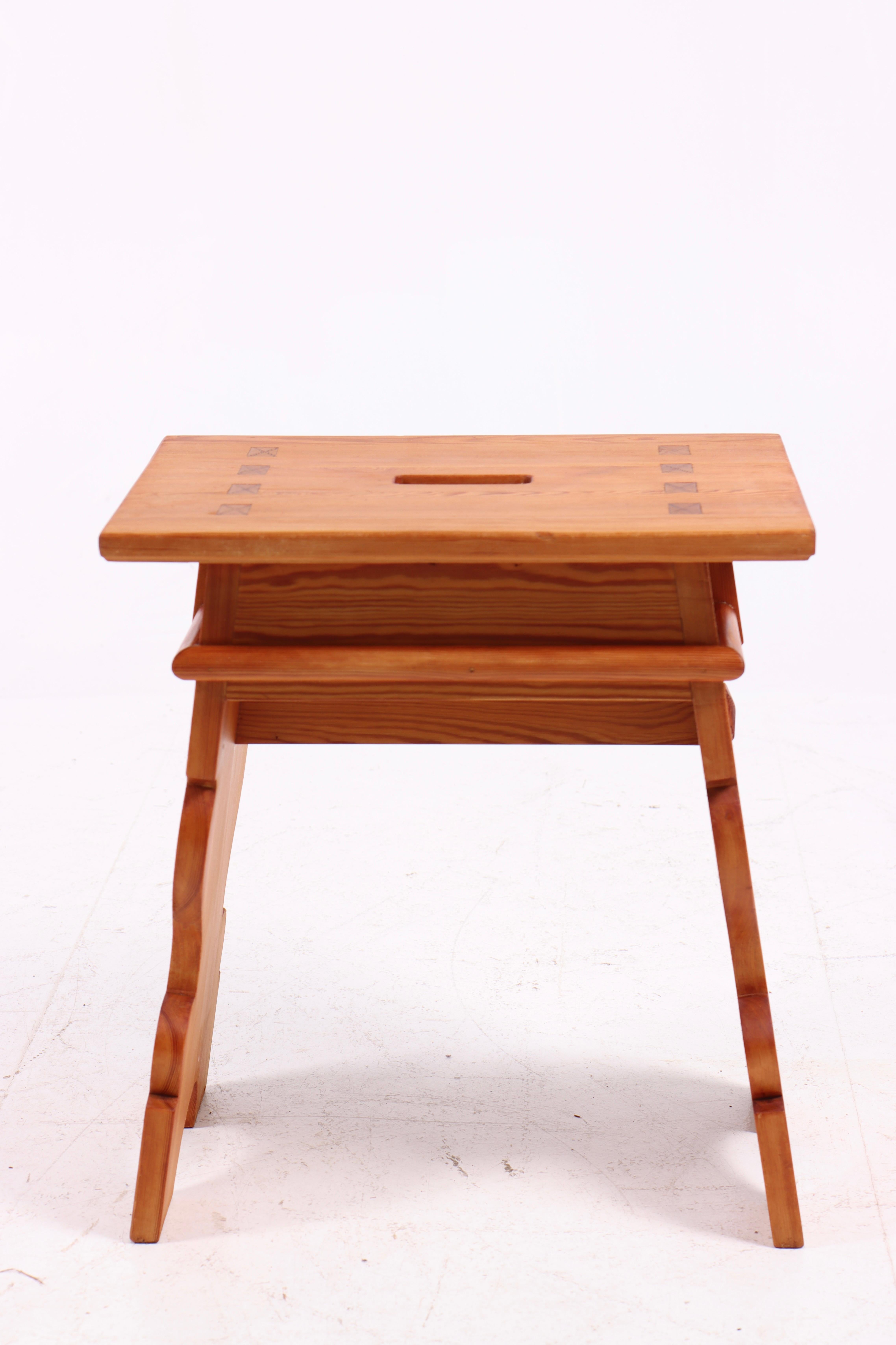 Tabouret en pin massif patiné. Conçu par MAA. Martin Townes pour l'intérieur de l'hôtel de ville de Copenhague en 1905. Fabriqué au Danemark par l'ébéniste Rud Rasmussen. Excellent état d'origine.

