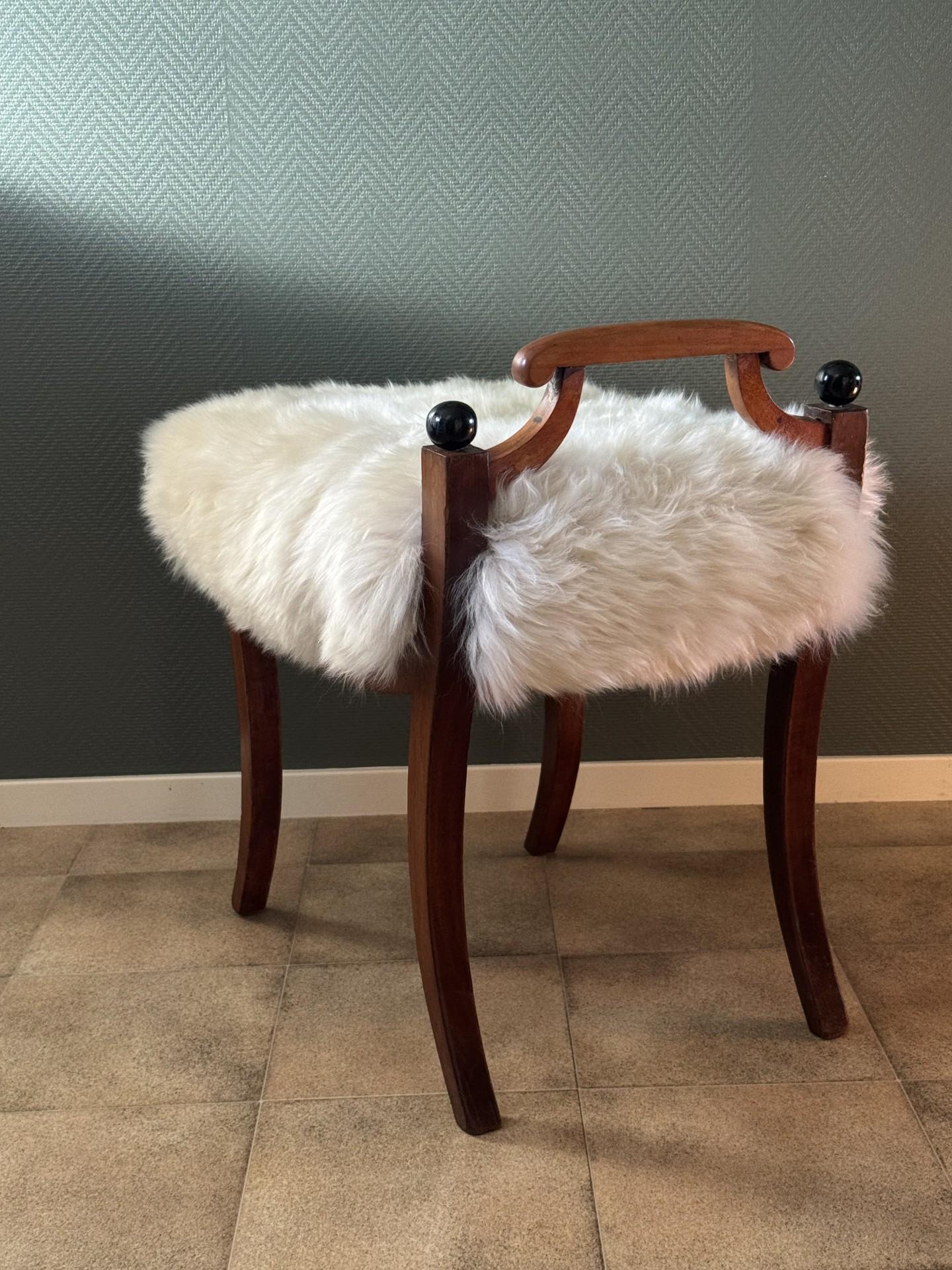 Taburete - Estilo Imperio Sueco - Piel de oveja retapizada Escandinavo moderno en venta