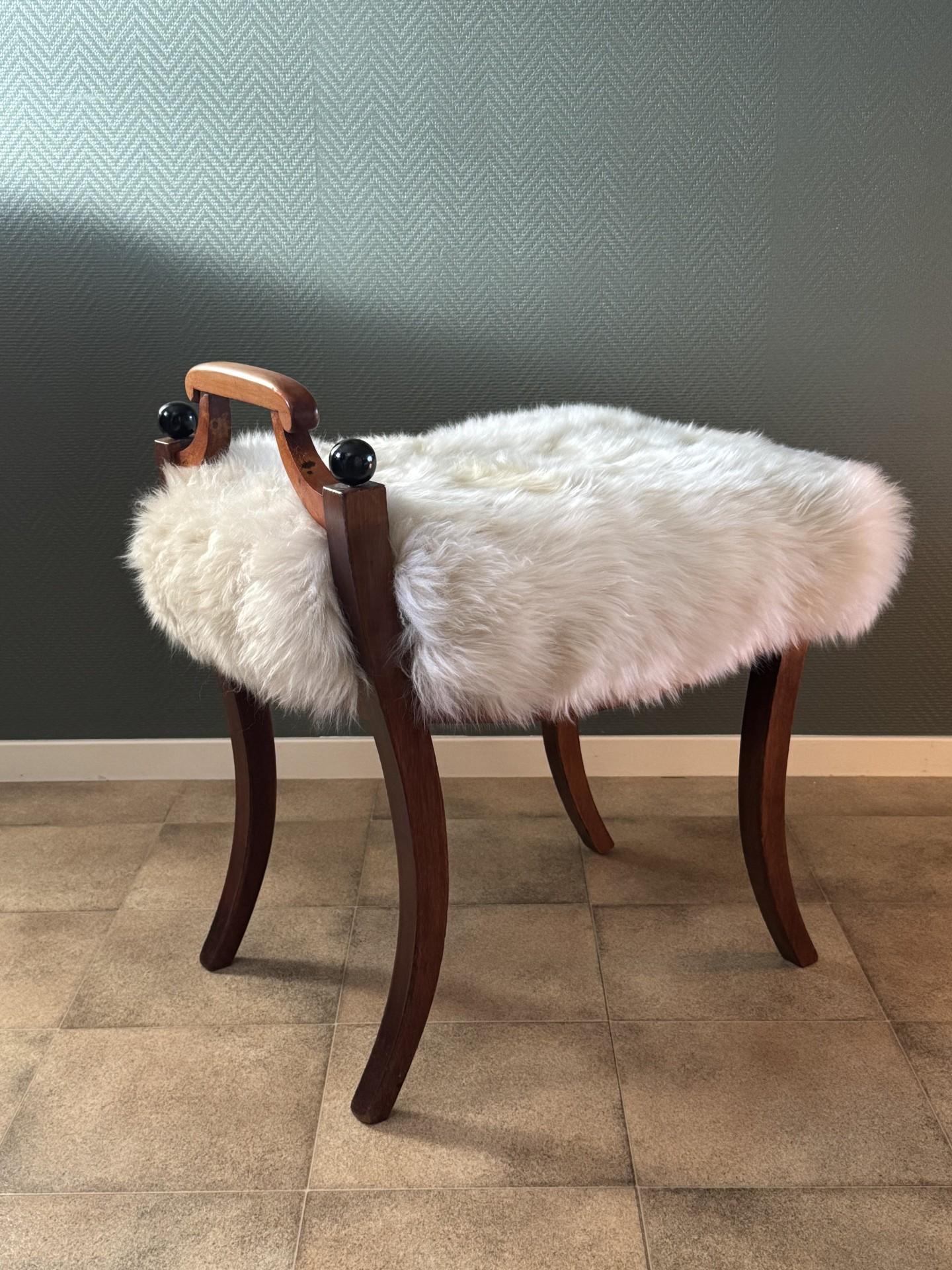 Taburete - Estilo Imperio Sueco - Piel de oveja retapizada Finlandés en venta
