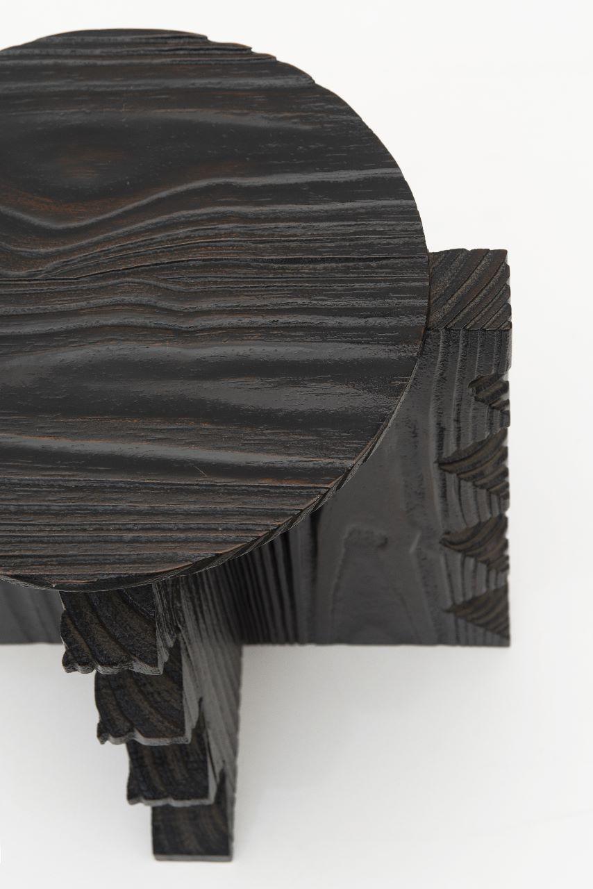 MATERIALIEN: Guinda-Holz, vollständig handgefertigt.

Hocker / Tisch , airedelsur von Juan Azcue:
Juan Azcue, der argentinische Designer, der jedes Möbelstück zu einem Kunstwerk macht.
Juan Azcues Karriere als Designer hatte zwei große Etappen: eine