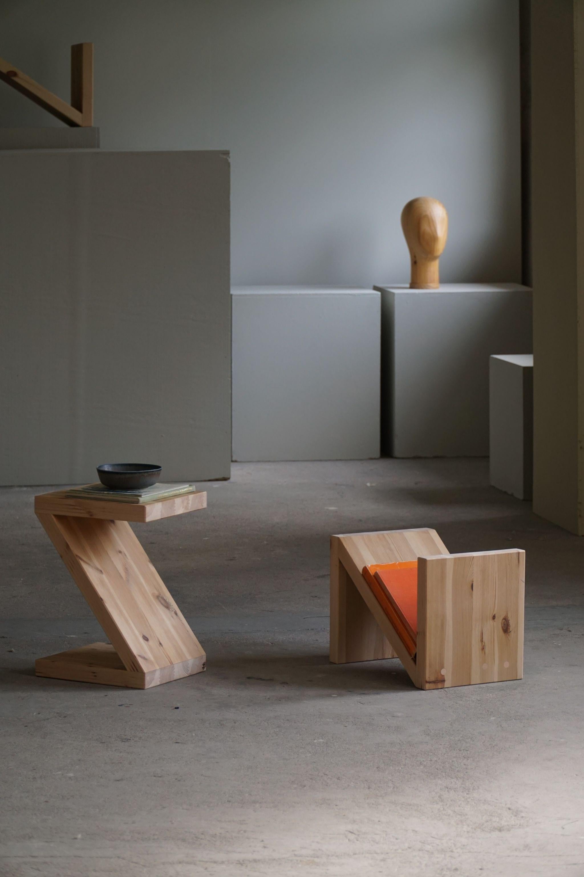 Hocker / Tisch von eliaselias, hergestellt aus recyceltem massivem Kiefernholz, dnisches Design 2022 (Brutalismus) im Angebot