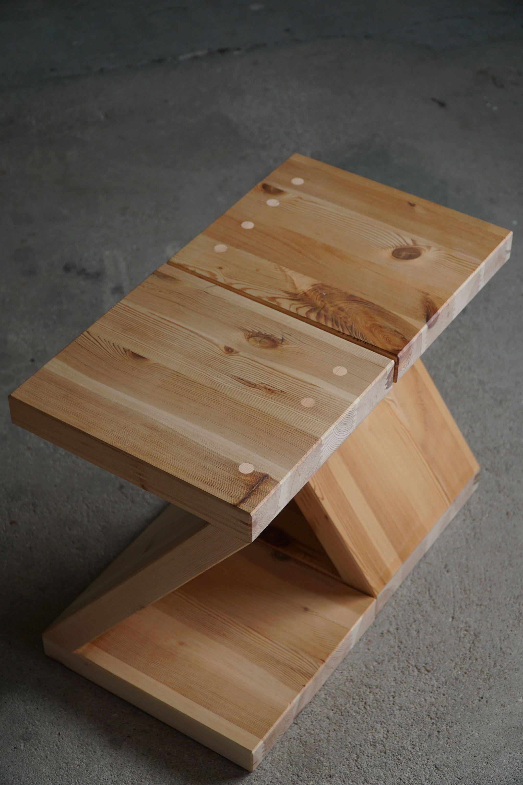 Hocker / Tisch von eliaselias, hergestellt aus recyceltem massivem Kiefernholz, dnisches Design 2022 (Handgefertigt) im Angebot