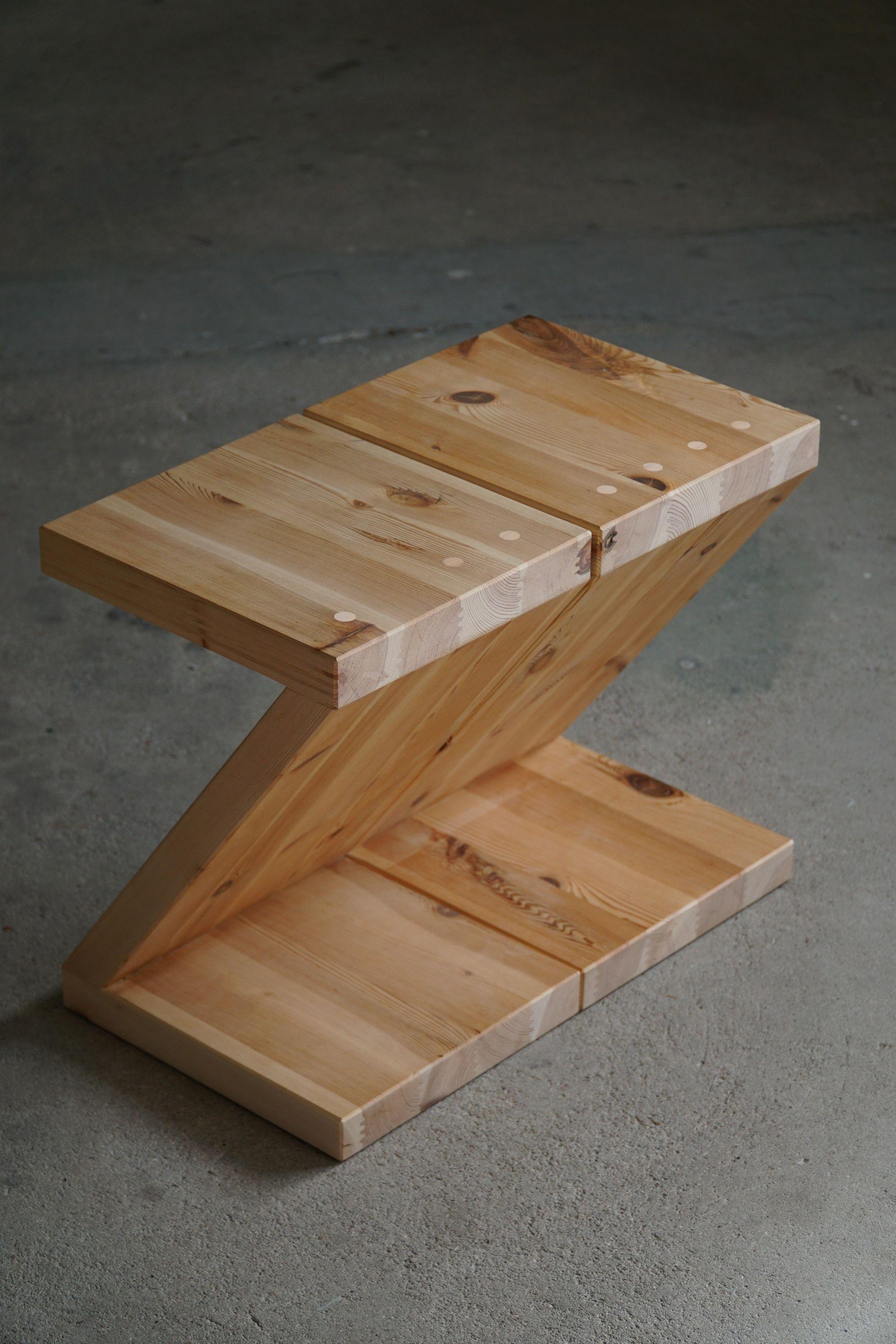 Hocker / Tisch von eliaselias, hergestellt aus recyceltem massivem Kiefernholz, dnisches Design 2022 im Zustand „Gut“ im Angebot in Odense, DK
