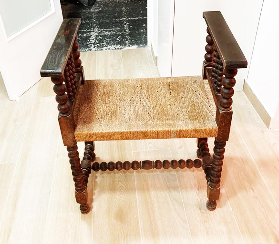 Original and unusual piece made of chestnut wood and with turned legs in the shape of an onion and a seat made of string. This bench also has a small footrest with the same shape and that turns it into an unusual or almost unique piece.
European