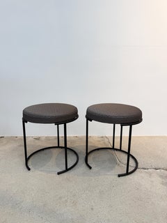 Tabouret design rembourré, structure en acier noir mat, revêtement en tissu sur mesure, Italie