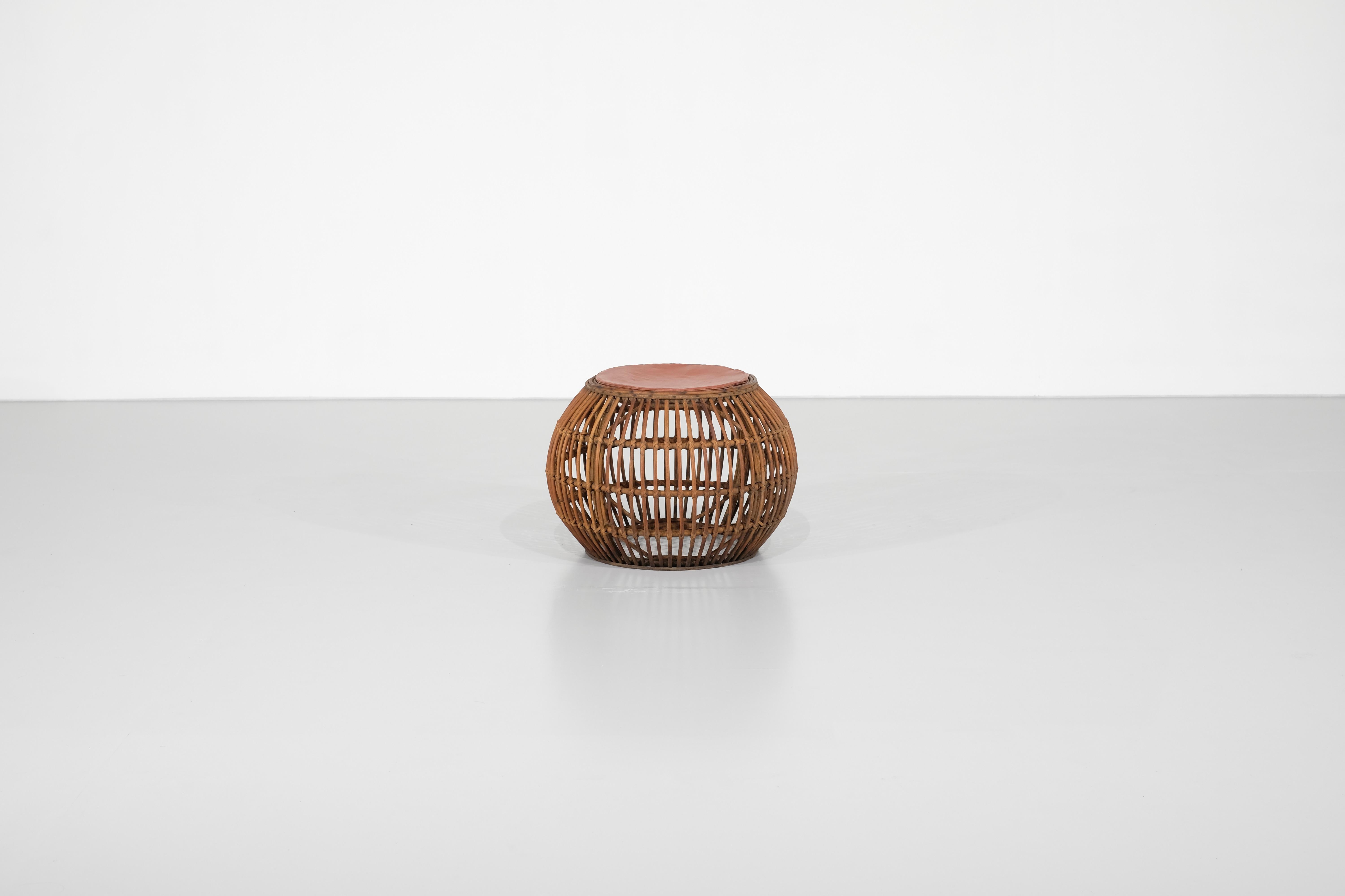 Hocker Vintage in Rattan, Weide, Italien 1960er Jahre.

 

Produktionszeitraum - 1960er Jahre.

Maße: Breite 53 cm x Tiefe 53 cm x Höhe 57 cm.

MATERIALIEN - Rattan, Bambus.

Farbe - Braun.

 

Zustand des Artikels, Kommentare - Guter Zustand,