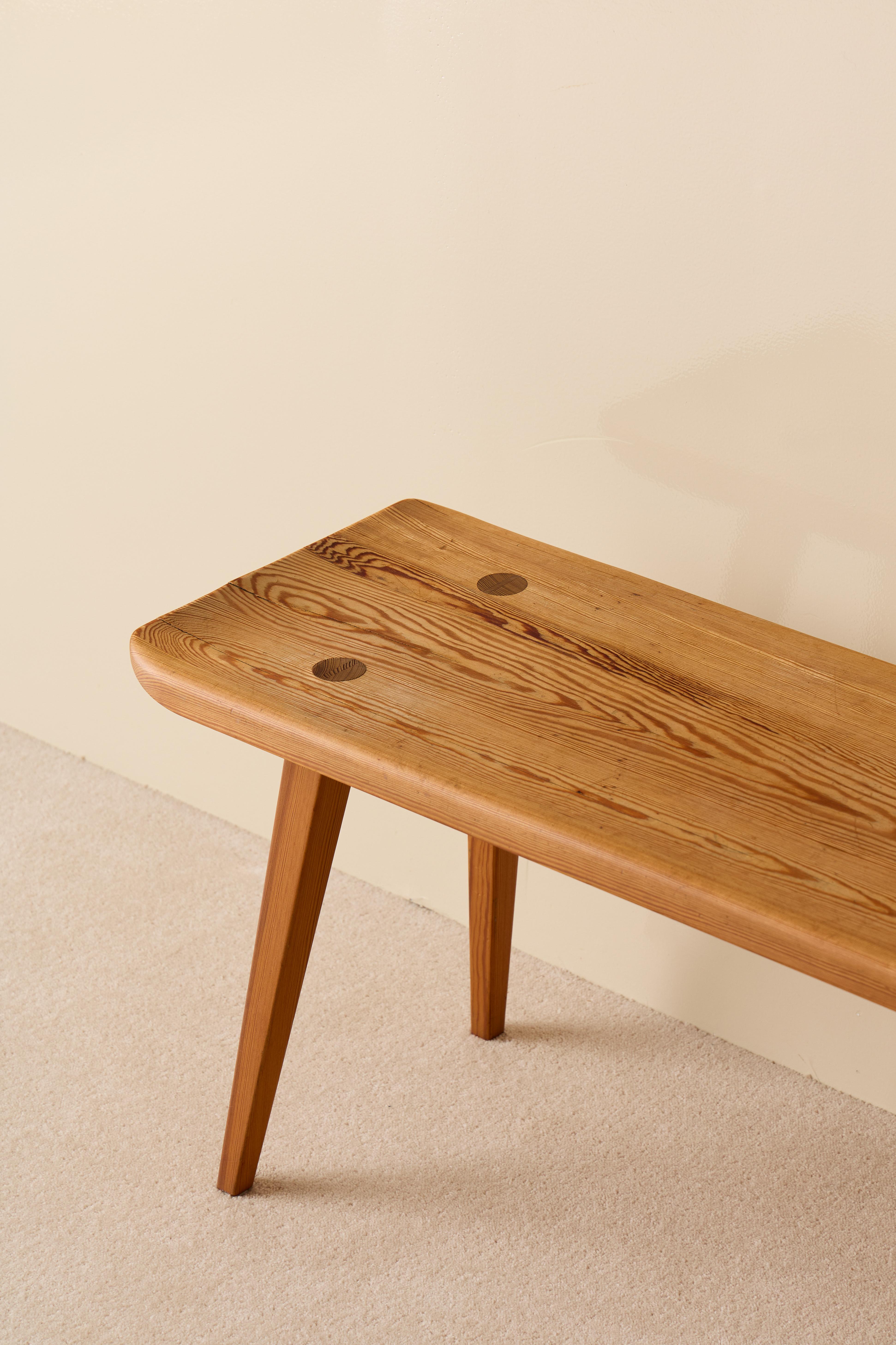 Tabouret en pin modèle 'Visingsö' conçu par Carl Malmsten, Suède, années 1960. 
Bon état avec de petits signes d'usage et de patine.
Veuillez noter que le set de 2 est disponible
