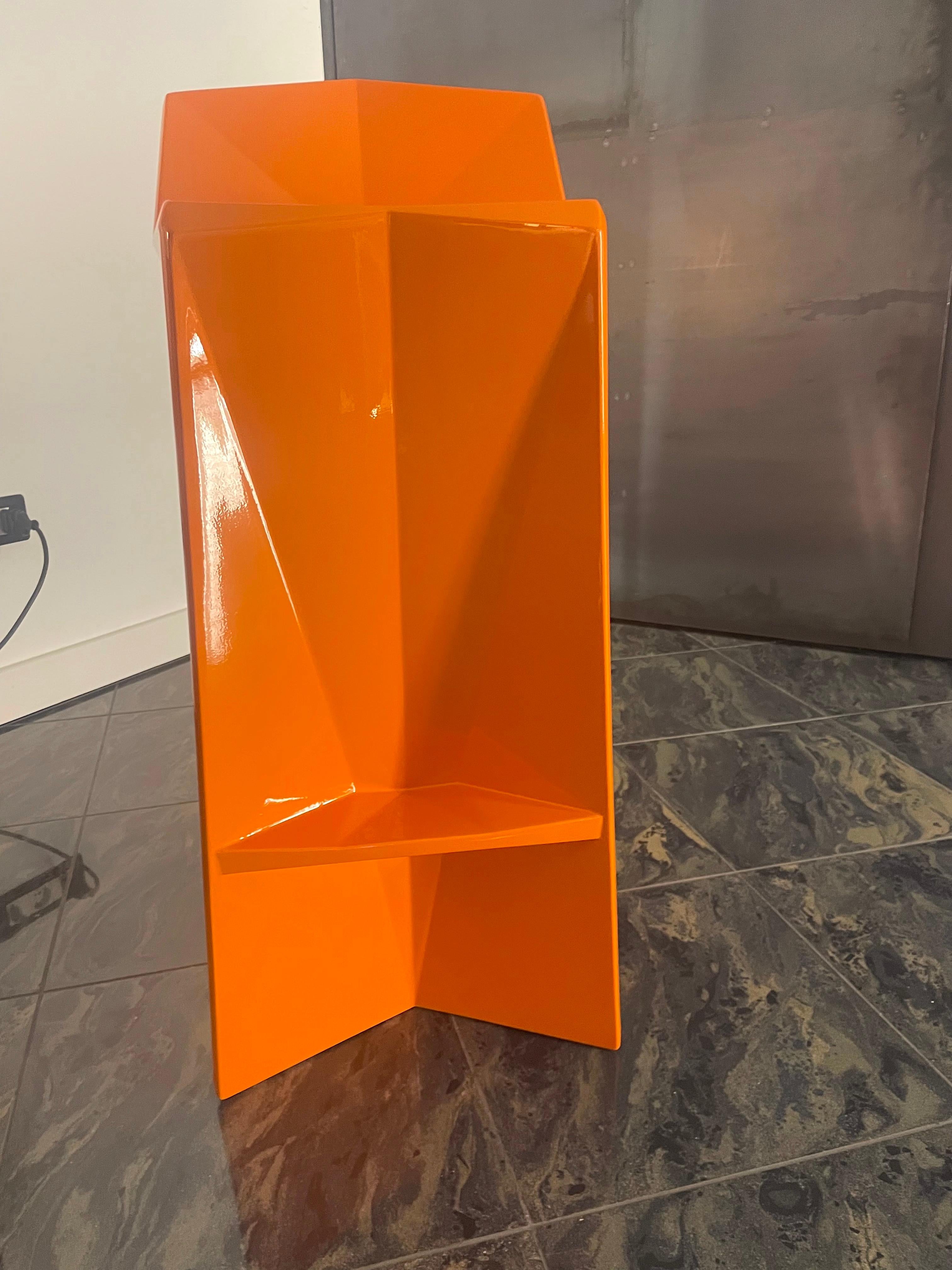 Le tabouret Vertex de Vondom, conçu par Karim Rashid, est une icône du design contemporain. Caractérisé par des volumes facettés et des angles vifs, comme le reste de la collection Vertex, il crée un effet sculptural avec un fort impact visuel. Sa