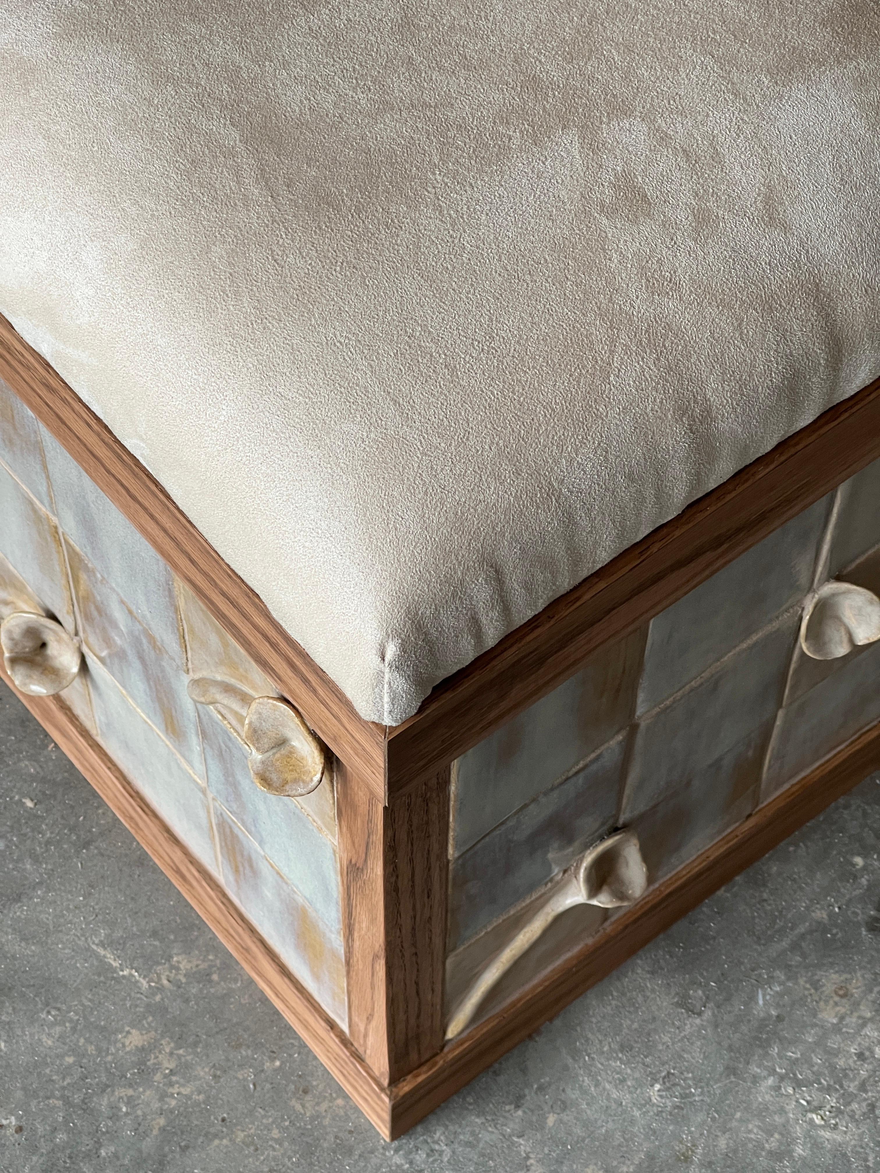 Lo sgabello è l'esperienza più recente del nostro studio, ma siamo orgogliosi di avere un'opera così unica. 
Struttura in quercia bianca con finitura in noce. Cuscino color crema e piastrelle in ceramica fatte a mano.