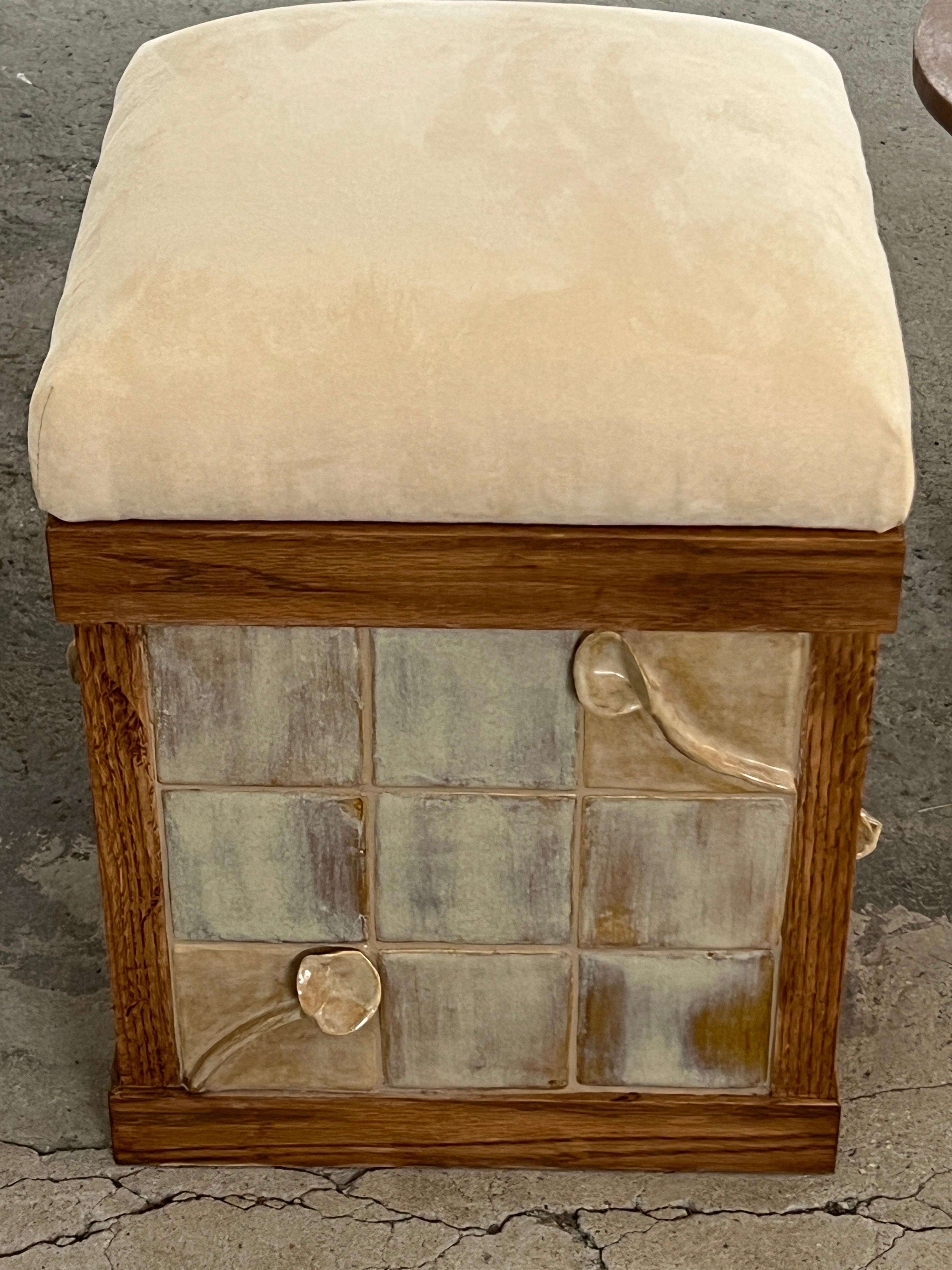 Organico moderno Sgabello con piastrelle di ceramica e telaio in Oak Oak in vendita