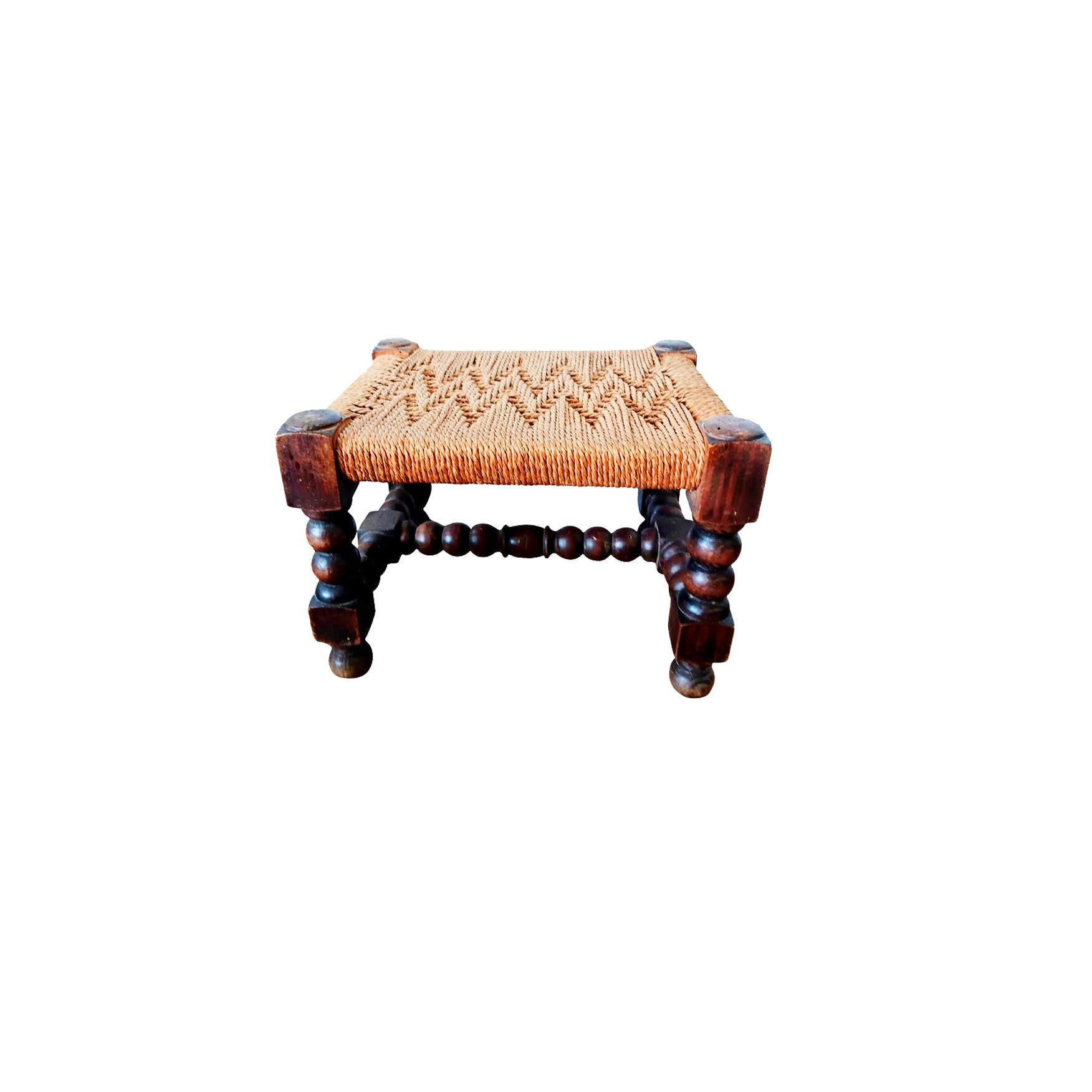 Taburete  con Reposapiés Patas Torneadas  y asiento de fibra natural Finales del siglo XIX en venta 6