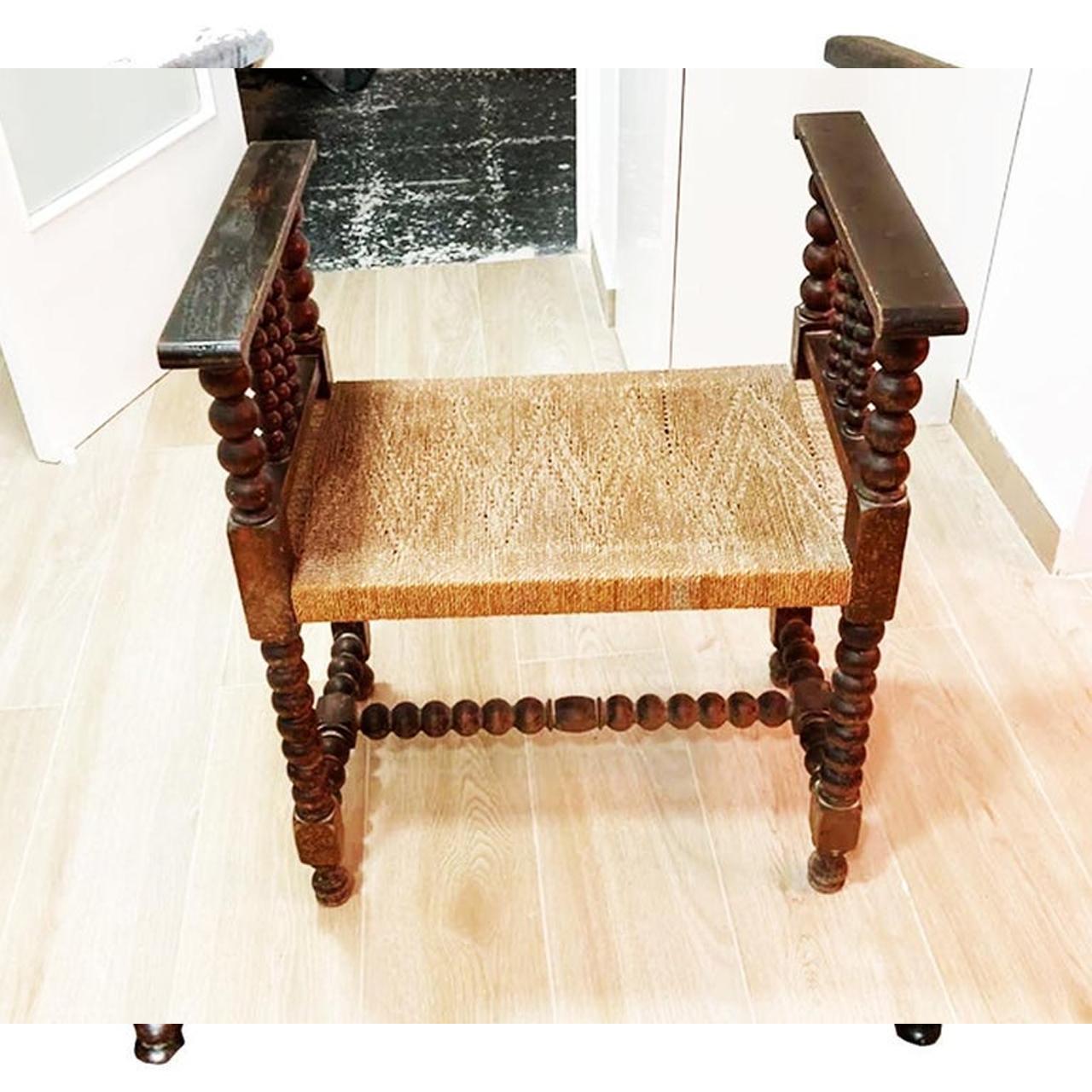 Taburete  con Reposapiés Patas Torneadas  y asiento de fibra natural Finales del siglo XIX Renacimiento renacentista en venta