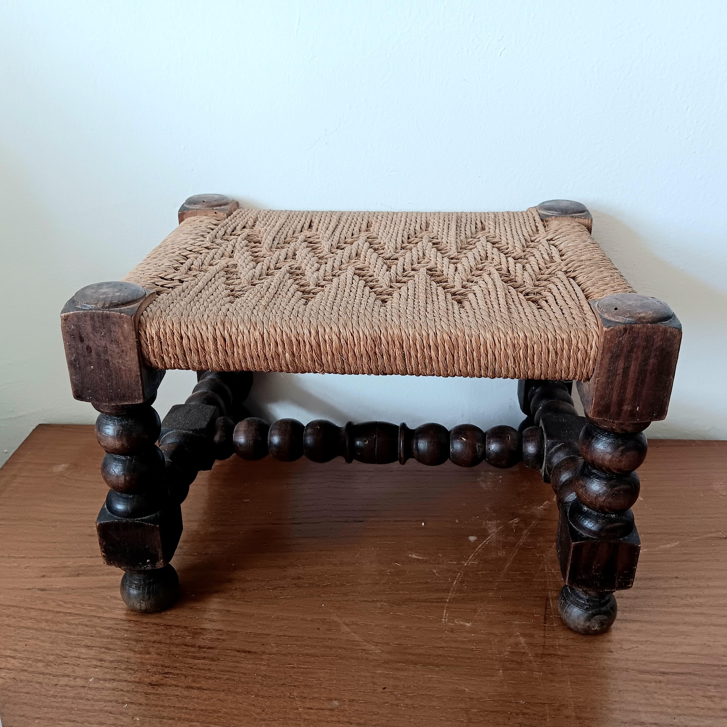 Taburete  con Reposapiés Patas Torneadas  y asiento de fibra natural Finales del siglo XIX en Bueno estado para la venta en Mombuey, Zamora