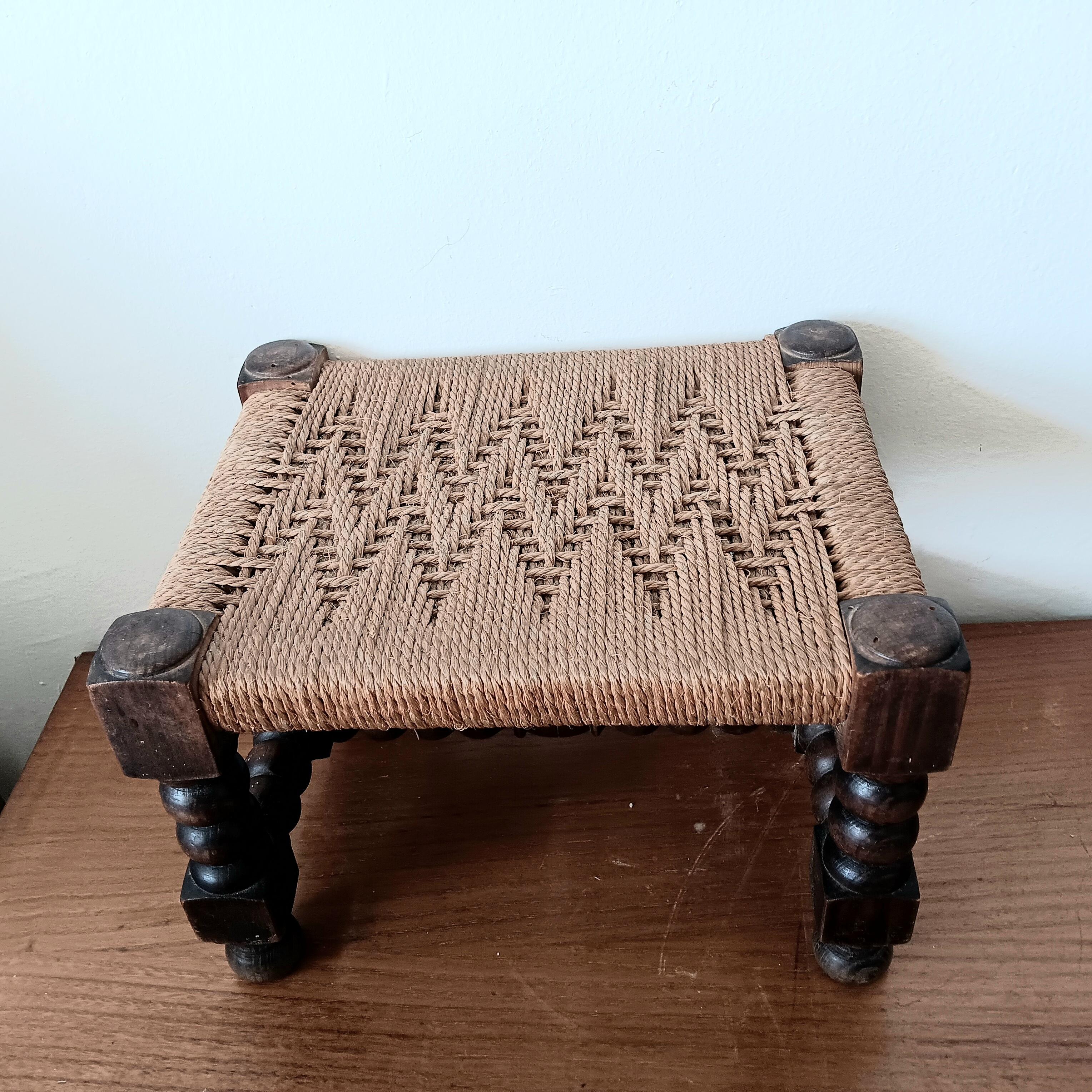 Taburete  con Reposapiés Patas Torneadas  y asiento de fibra natural Finales del siglo XIX en venta 1