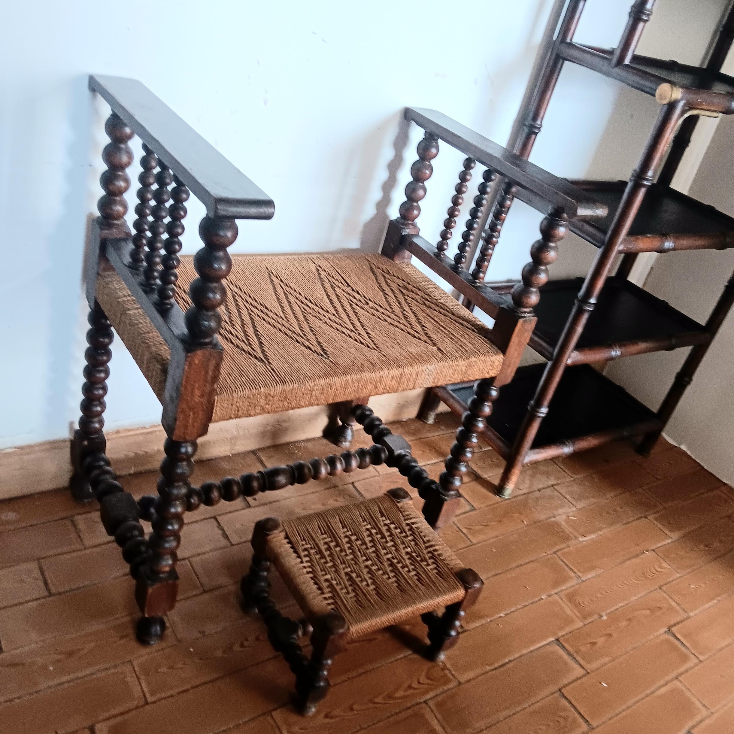 Taburete  con Reposapiés Patas Torneadas  y asiento de fibra natural Finales del siglo XIX en venta 3