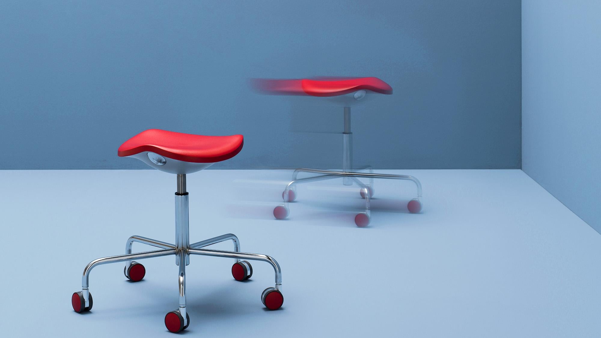 Modèle : Welcome - Tabouret roulant
Design/One : Raul Barbieri

Tabouret avec réglage de la hauteur par vérin à gaz et roues

Welcome est le premier tabouret sur roulettes doté d'une assise en forme de selle, conçue pour favoriser naturellement une