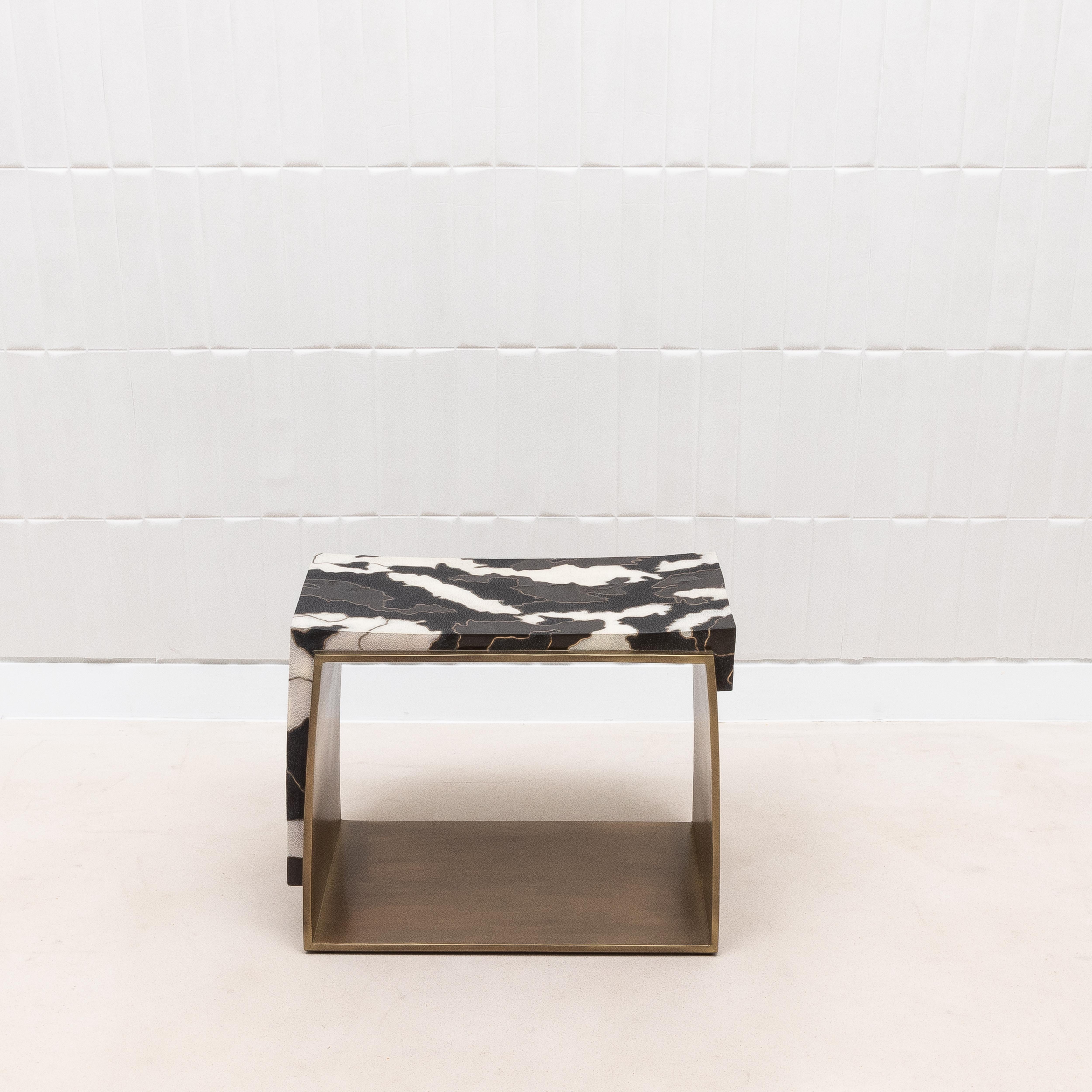 Lo sgabello Laurens Camo di R&Y Augousti è uno straordinario connubio tra arte e funzionalità, realizzato per essere un pezzo forte in qualsiasi ambiente. La seduta è impreziosita da un accattivante motivo realizzato con un minuzioso intarsio di