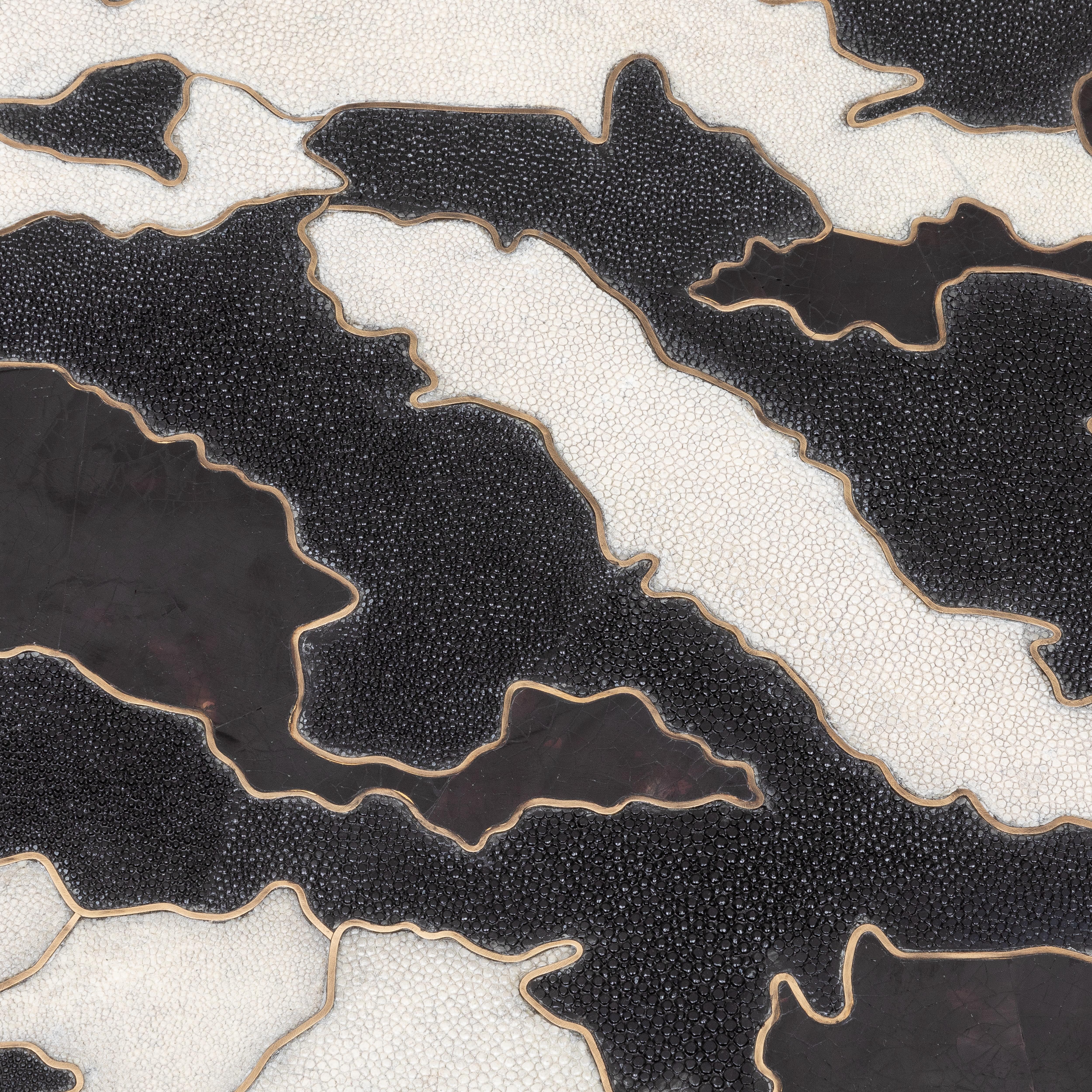 Sgabello con motivo a zigrino e conchiglia con patina di bronzo in ottone di R&Y Augousti In condizioni Nuovo in vendita a West Hollywood, CA