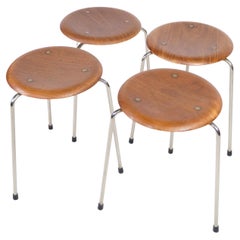 Sgabello con tre gambe, metallo cromato, sedile in impiallacciato di teak, Arne Jacobsen