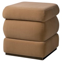 Sgabello, lana color cammello, base in bronzo