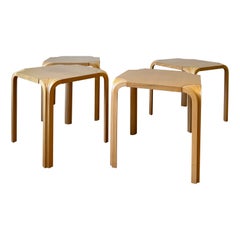Taburete X601 (pata de abanico) para Artek de Alvar Aalto
