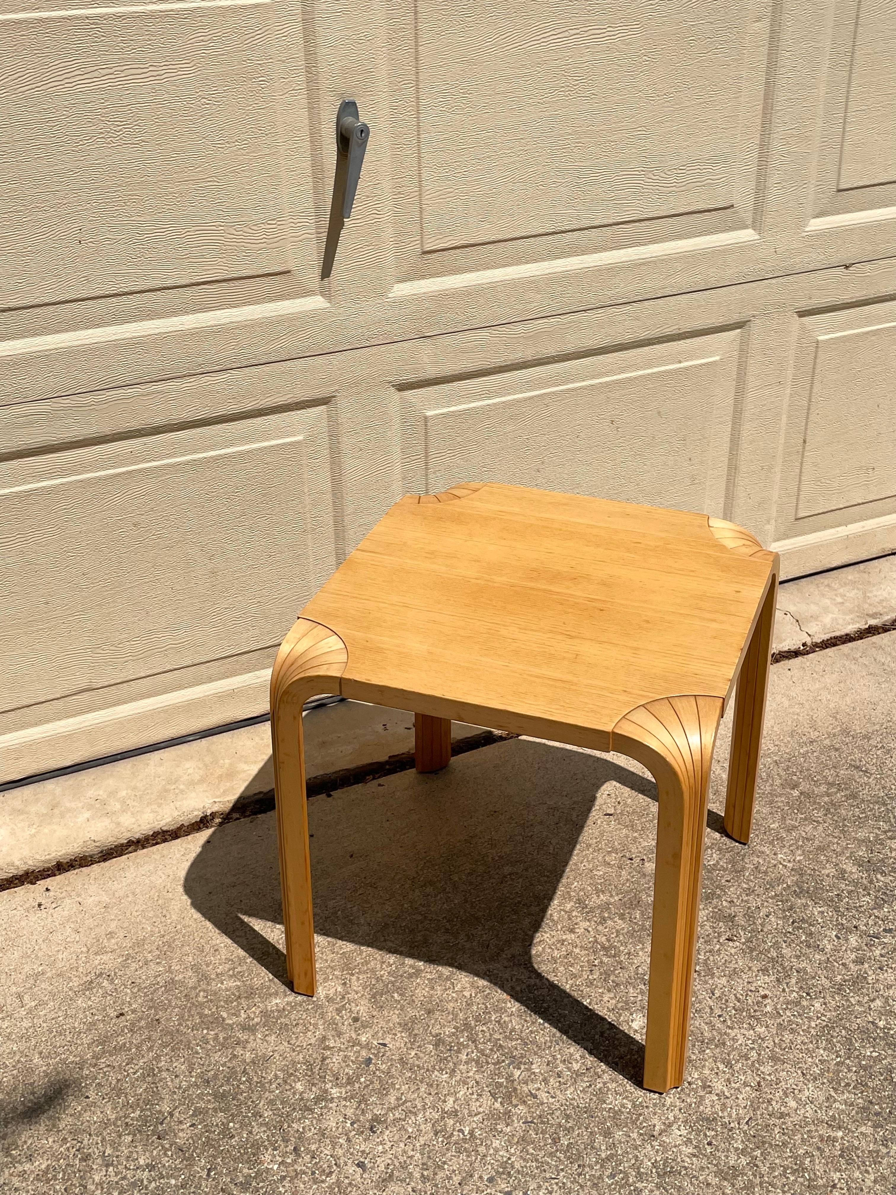 Ce tabouret a été conçu par Alvar Aalto en 1954 et présente son impressionnant design en X. 
Les jambes en X sont créées en divisant la jambe en L traditionnelle dans une direction longitudinale et en reconnectant les morceaux pour créer un motif