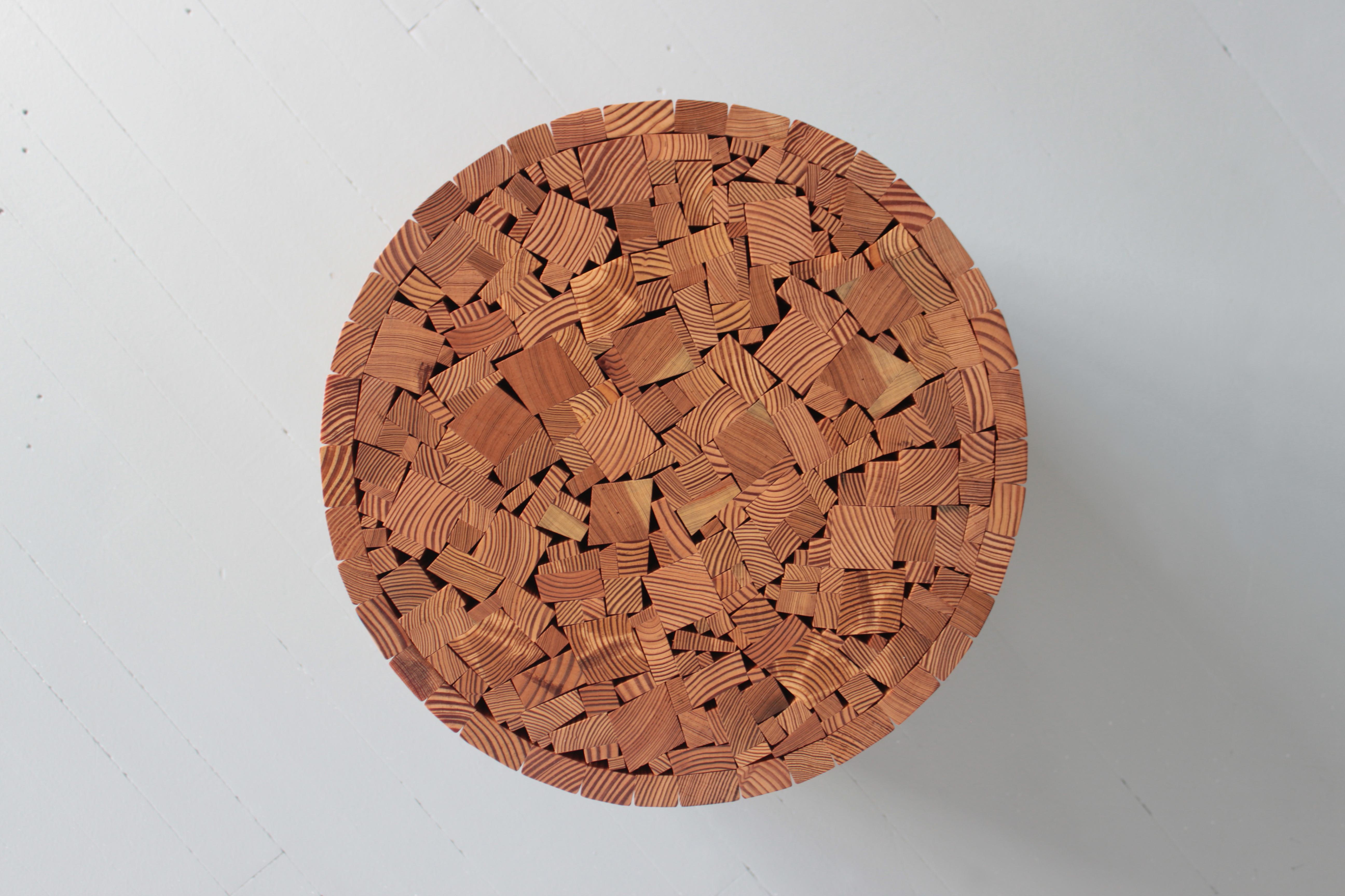 Pièce bien-aimée d'Uhuru, le Stoolen est fabriqué à partir de chutes de pin de cœur antique qui sont soigneusement ajustées à la main pour former un motif unique. Cette pièce en édition limitée est fabriquée à la main à partir de pin ancien récupéré