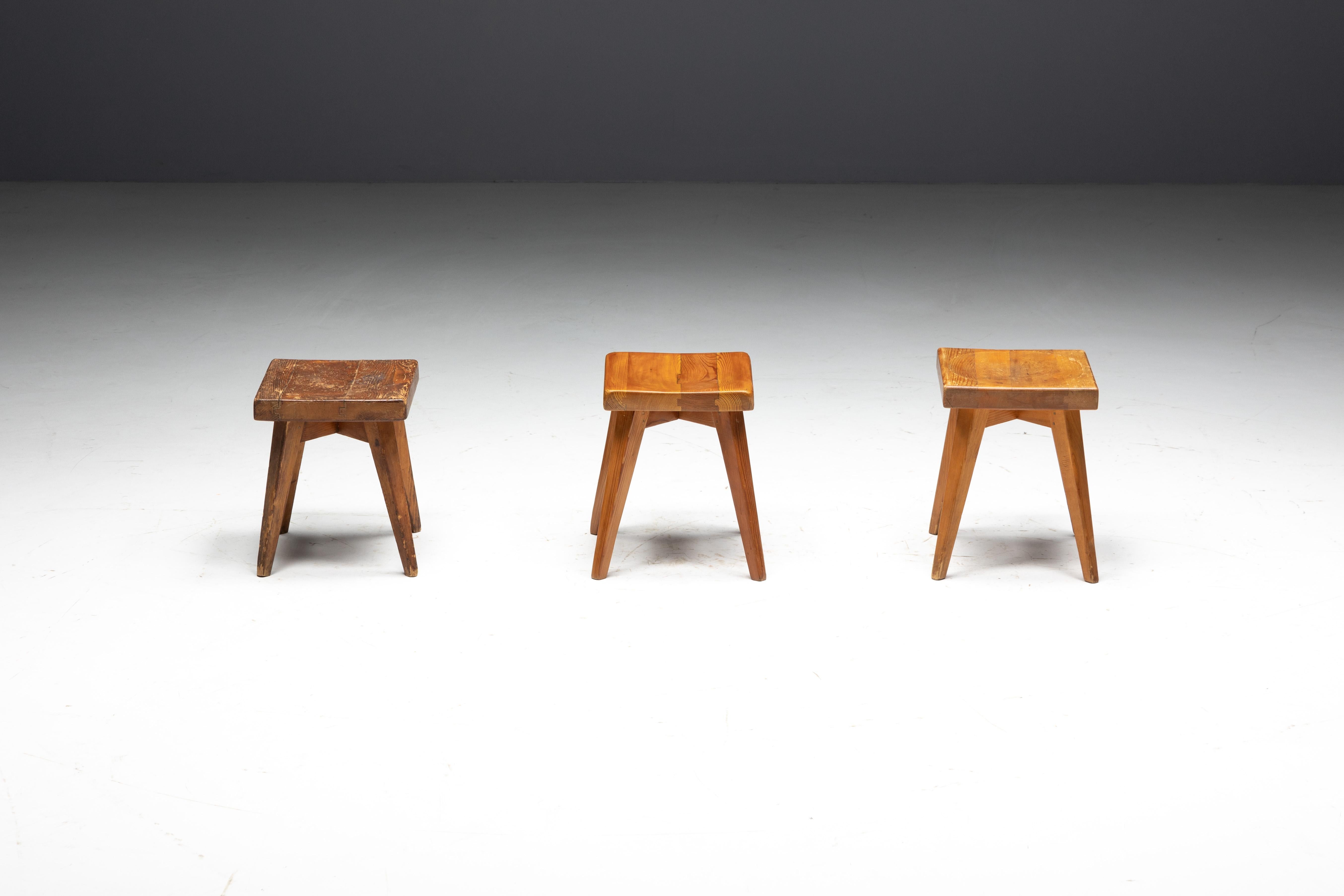 Conçus en 1969 par Christian Beeche et Charlotte Perriand pour la station de ski emblématique des Arcs, en France, ces tabourets en bois de hêtre témoignent d'une esthétique intemporelle. Représentant une collaboration recherchée entre Perriand et