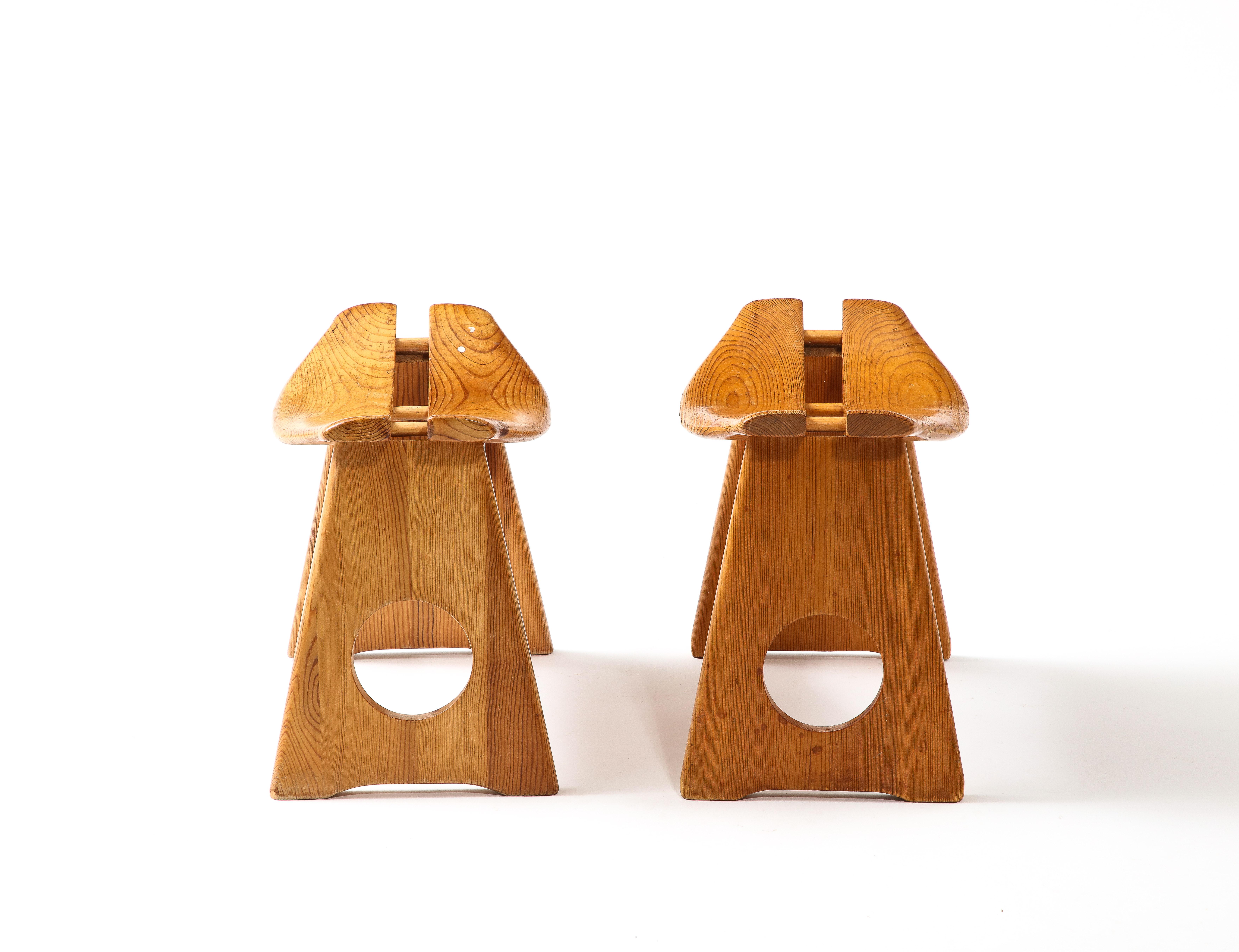 Small oak stools, ideal to hold towels, baskets, or objects, or as an occasional seat.

