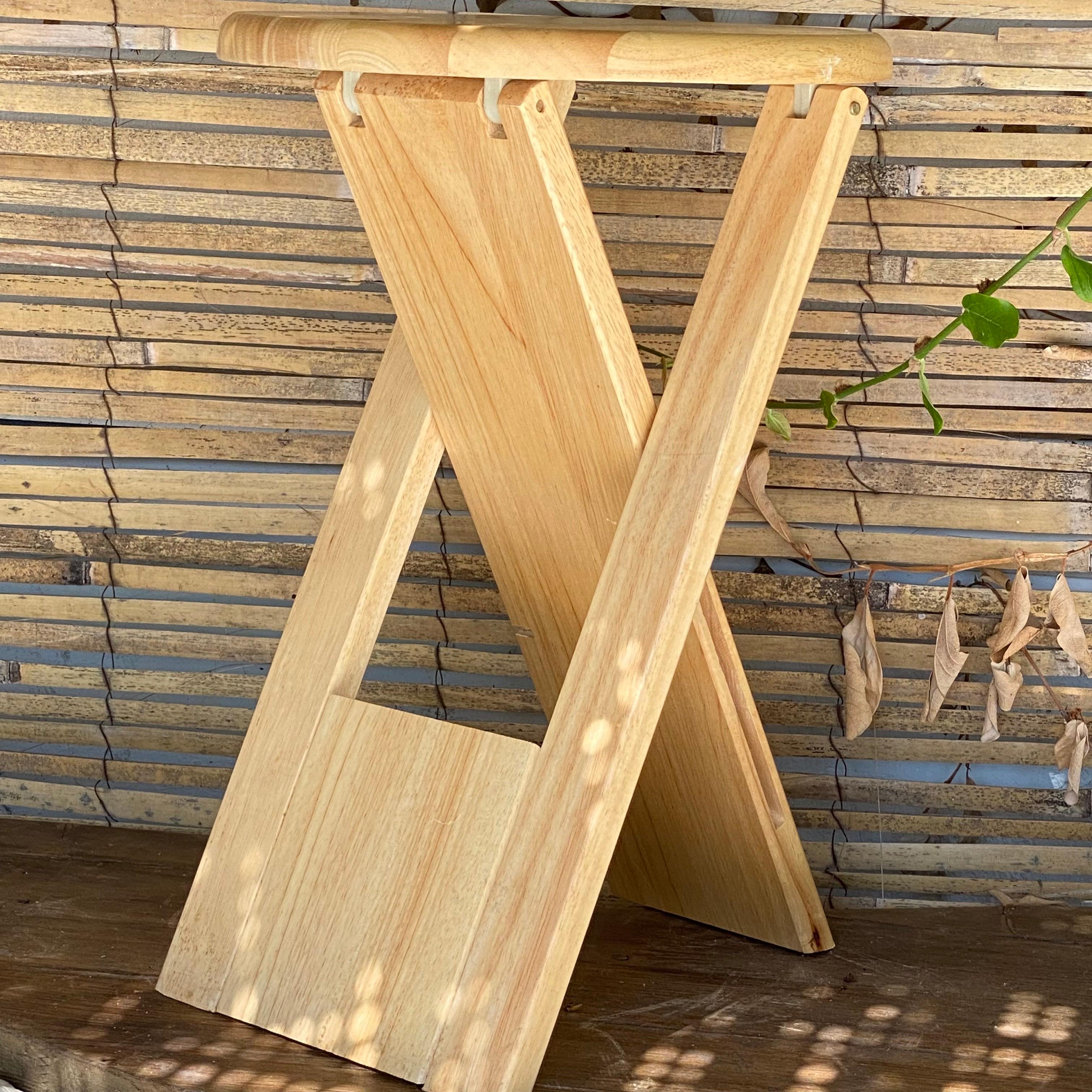 Model Susy, this is a foldable model. Materials are beech, plastic, metal. It was design in Great brittain in 1984.
The deisgner is english, adrian redd. The base is an X shaped foot. The stool fold together, to stand in a tiny space.