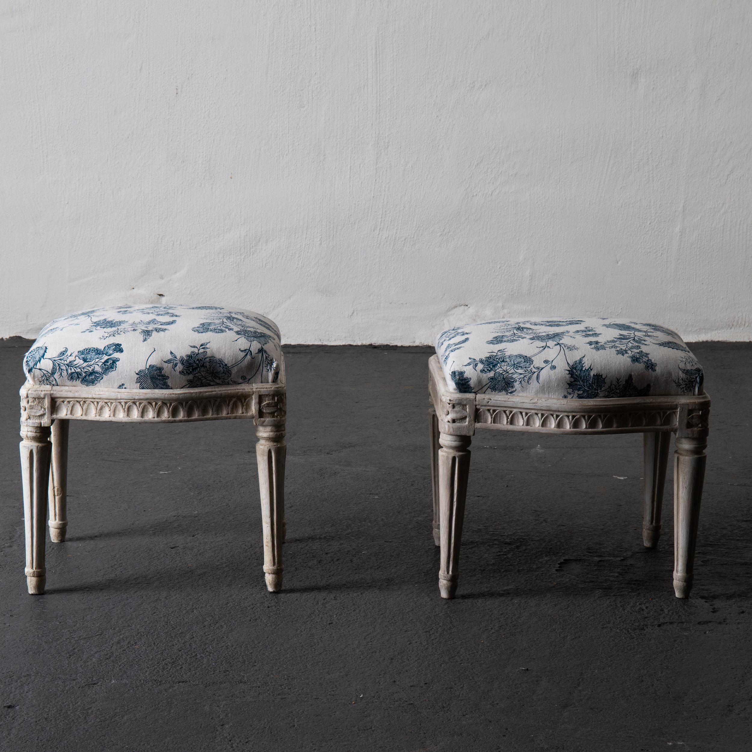 Stools Pair of Swedish White and Blue Gustavian 18th Century Sweden In Good Condition In New York, NY