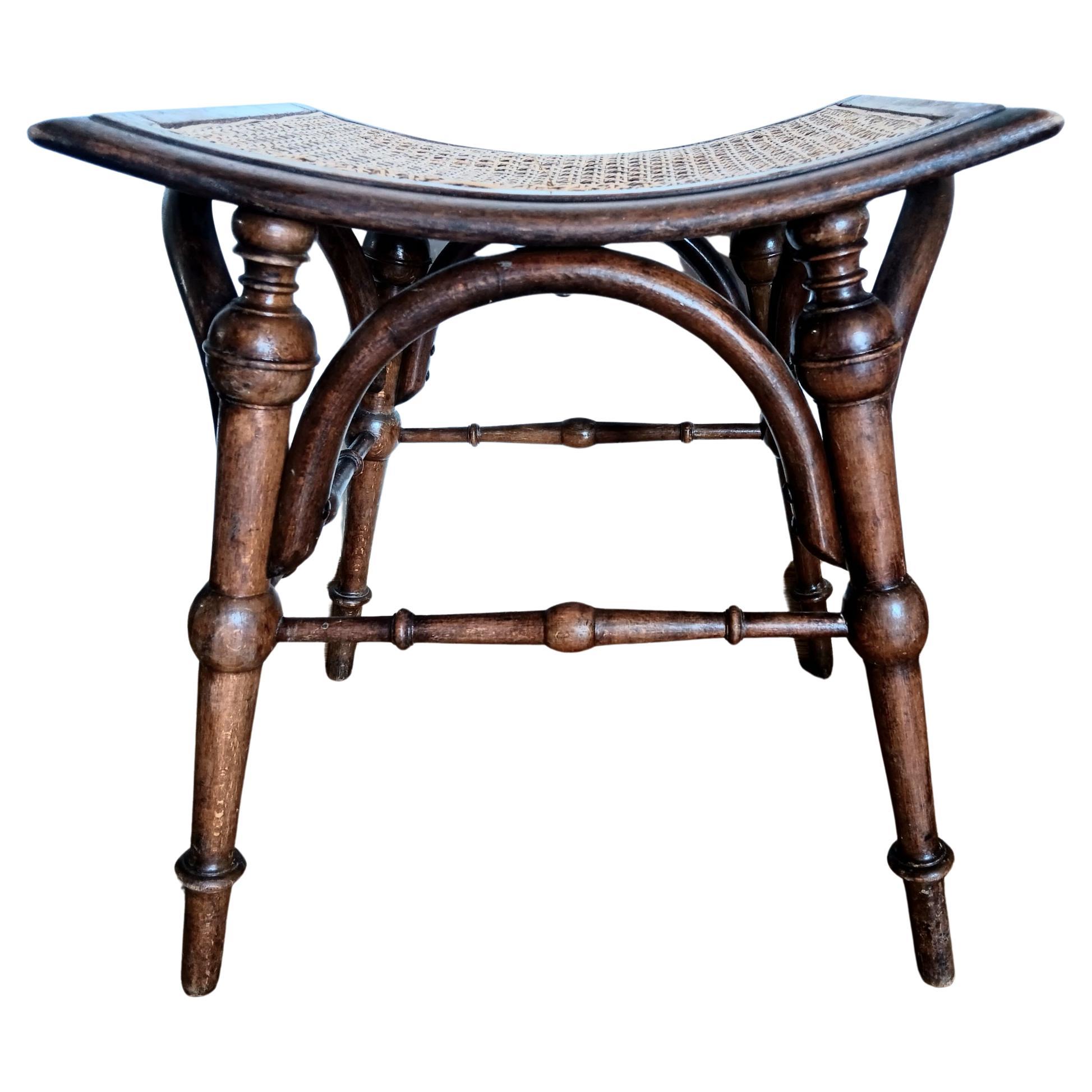 Ein Paar Hocker, möglicherweise von Fichel, Thonet oder ähnlich. Es sind seltene Exemplare, die nicht leicht einzuordnen sind.
Sie stammen aus dem Anfang des 20. Jahrhunderts und sind sehr solide gebaut. Die Patina, die sie haben, ist sehr attraktiv