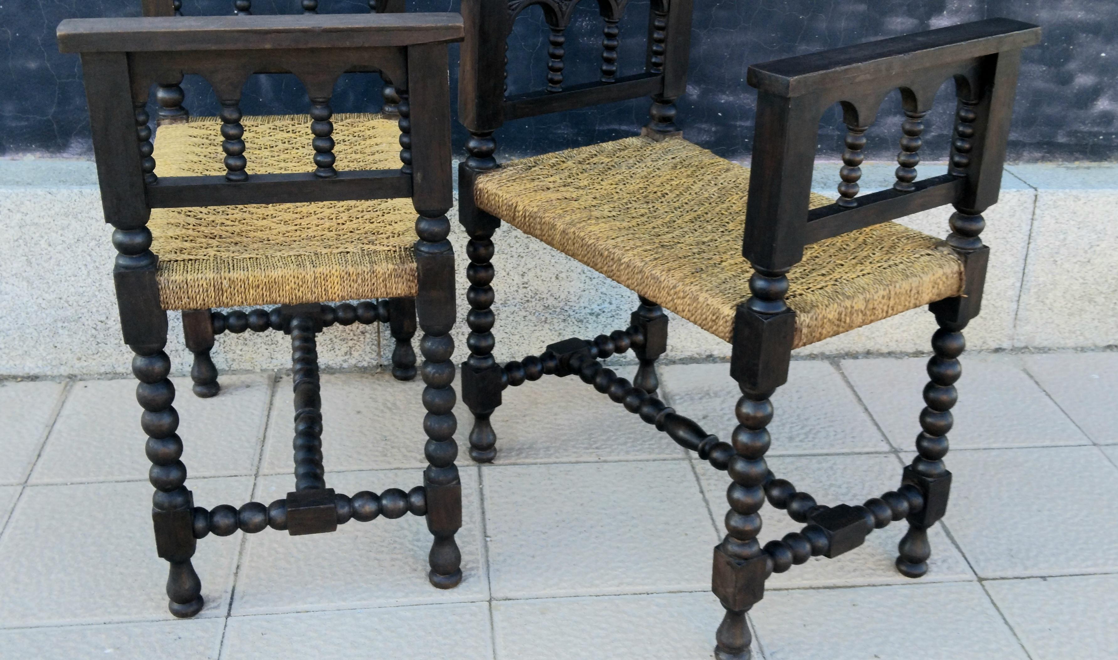 Paire de tabourets originaux en bois de chêne avec pieds tournés en forme d'oignon et assise en corde 
Renaissance européenne, ce type de tournage a été utilisé non seulement en Espagne, mais aussi dans d'autres pays voisins tels que la France,