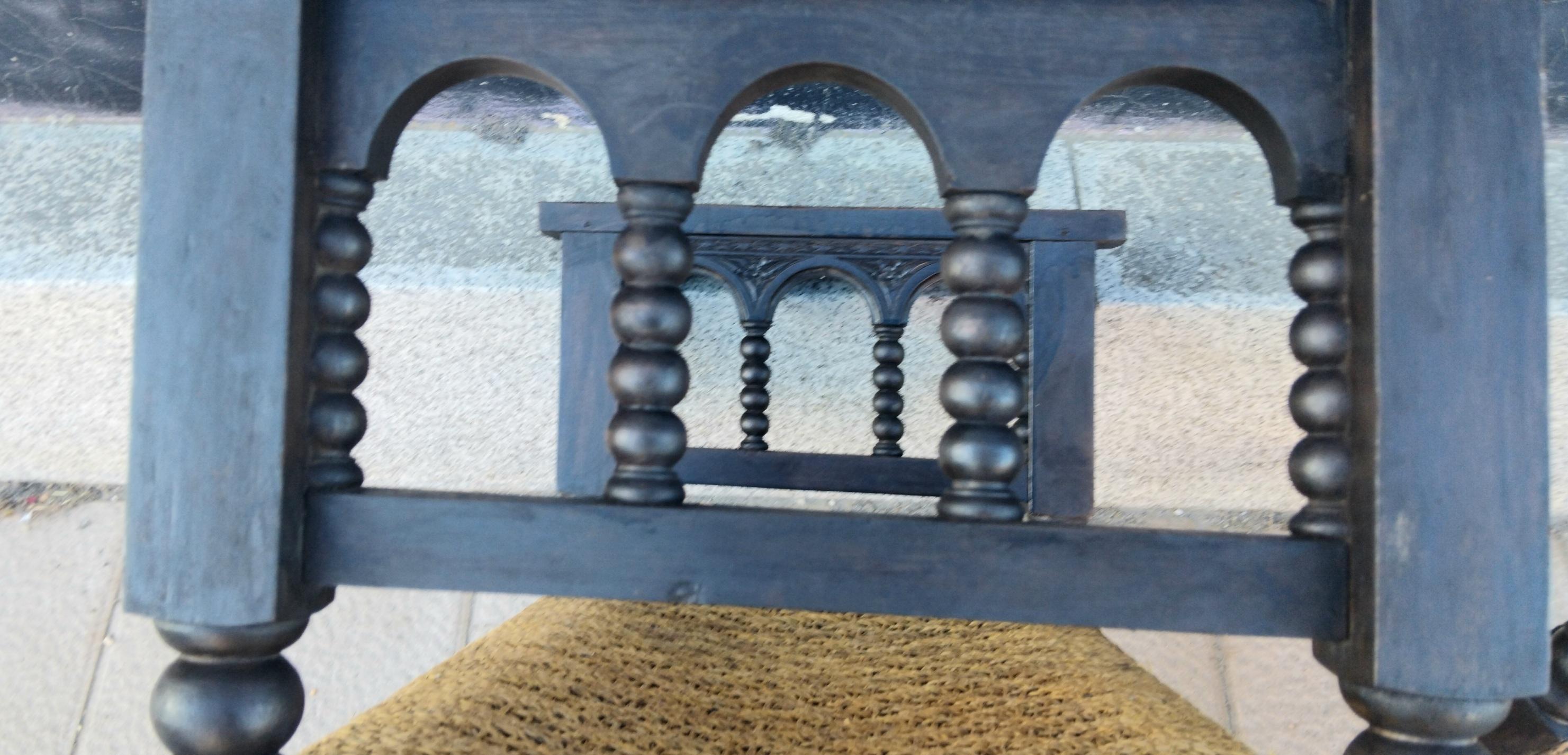 Espagnol Tabourets Pieds tournés et assise en fibre naturelle Espagne  Paire 19ème siècle en vente