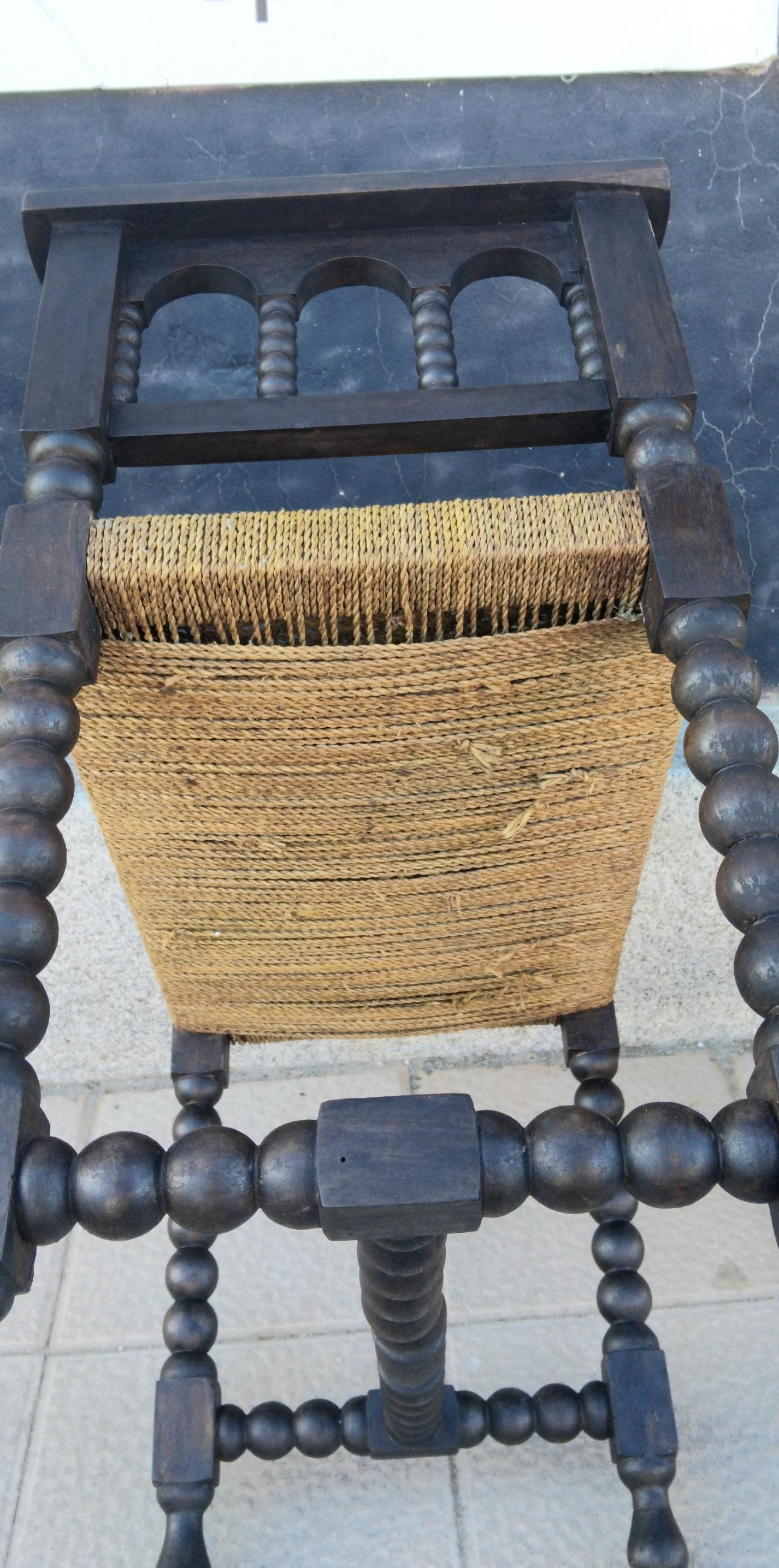 Tourné Tabourets Pieds tournés et assise en fibre naturelle Espagne  Paire 19ème siècle en vente
