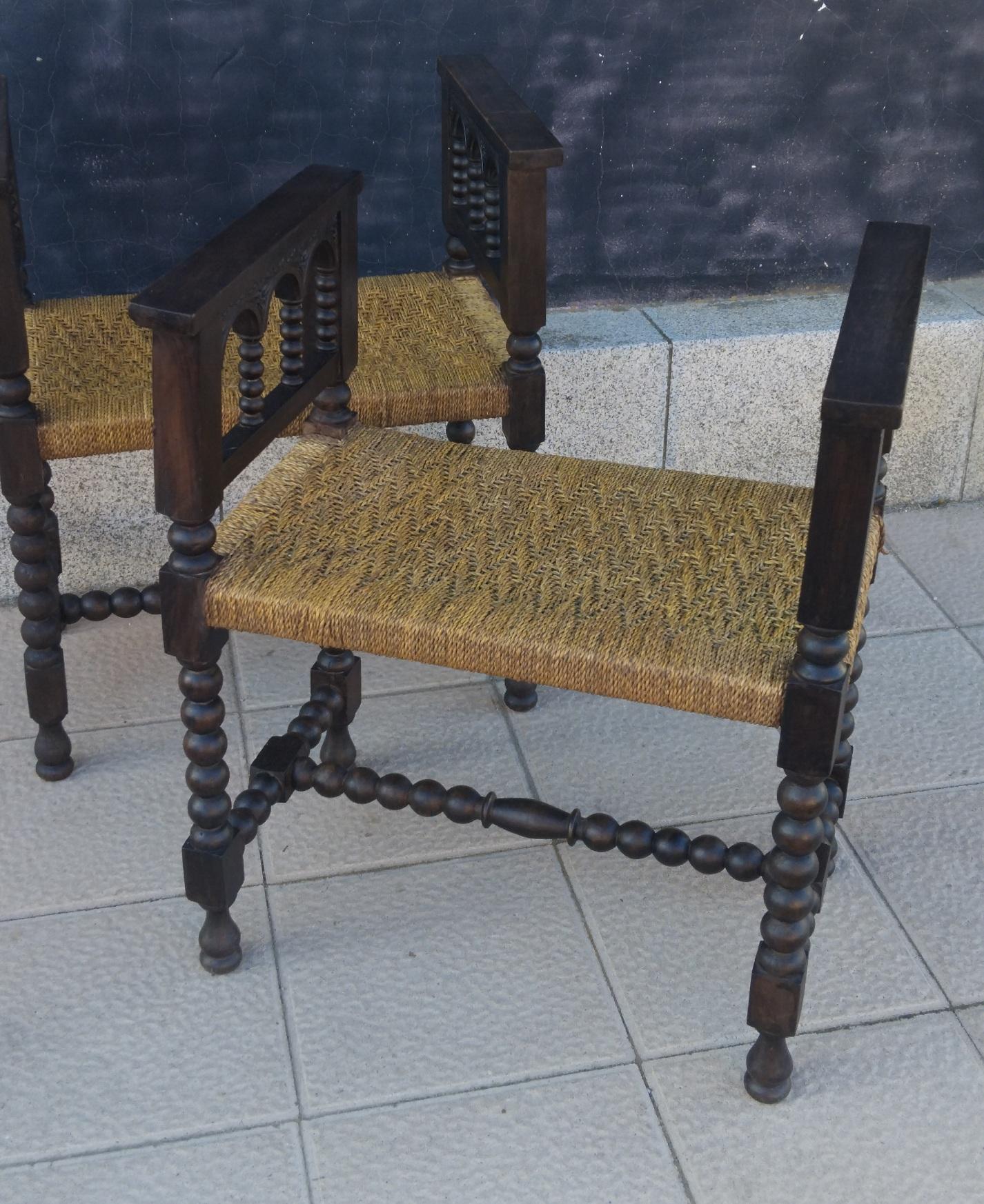 Corde Tabourets Pieds tournés et assise en fibre naturelle Espagne  Paire 19ème siècle en vente