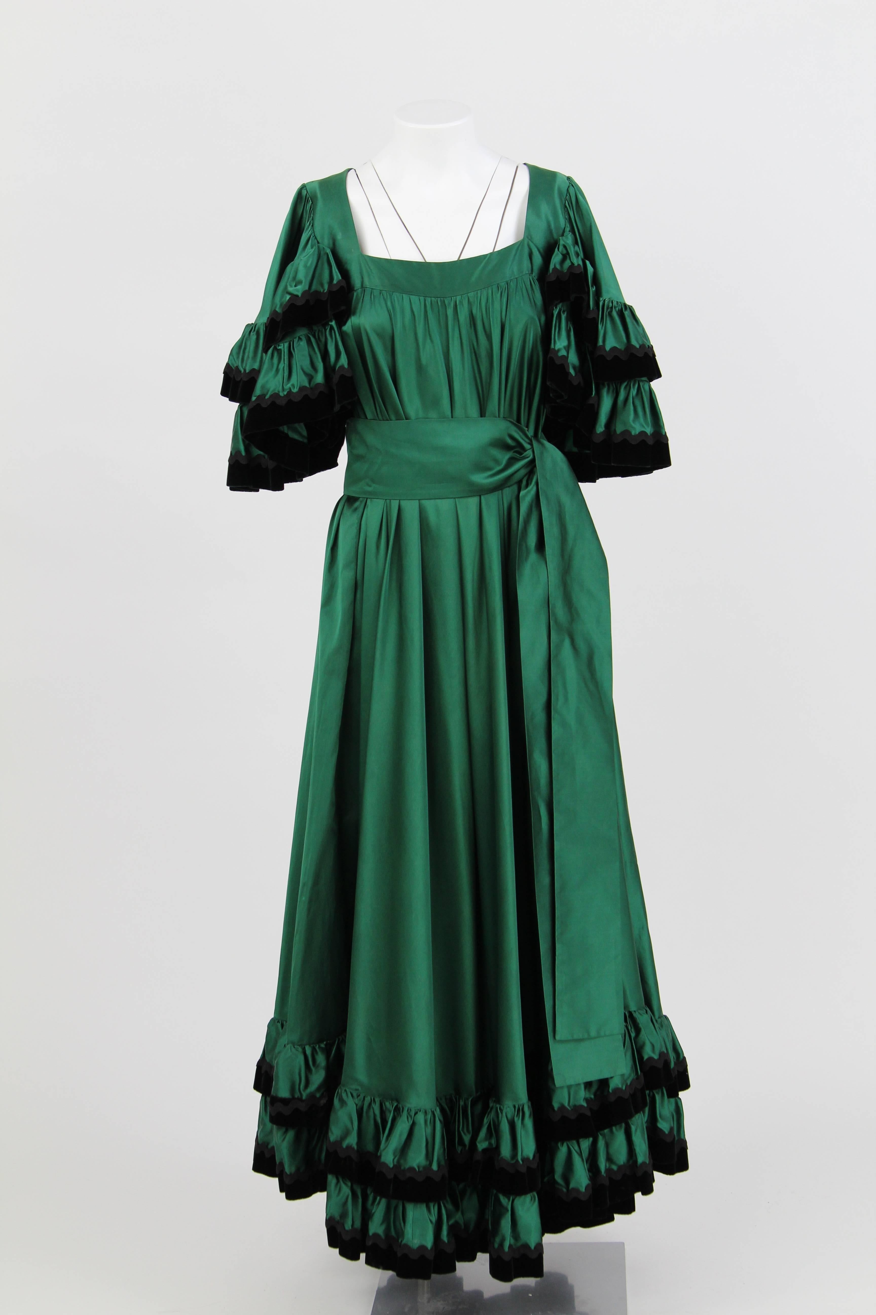 1970s Stop Sénès green dress featuring black velvet details, wide sleeves and a squared neckline. 
The dress comes with a stole which can be tied up in bow around the waistline.
This item is in good conditions: some light rings on the top.
The