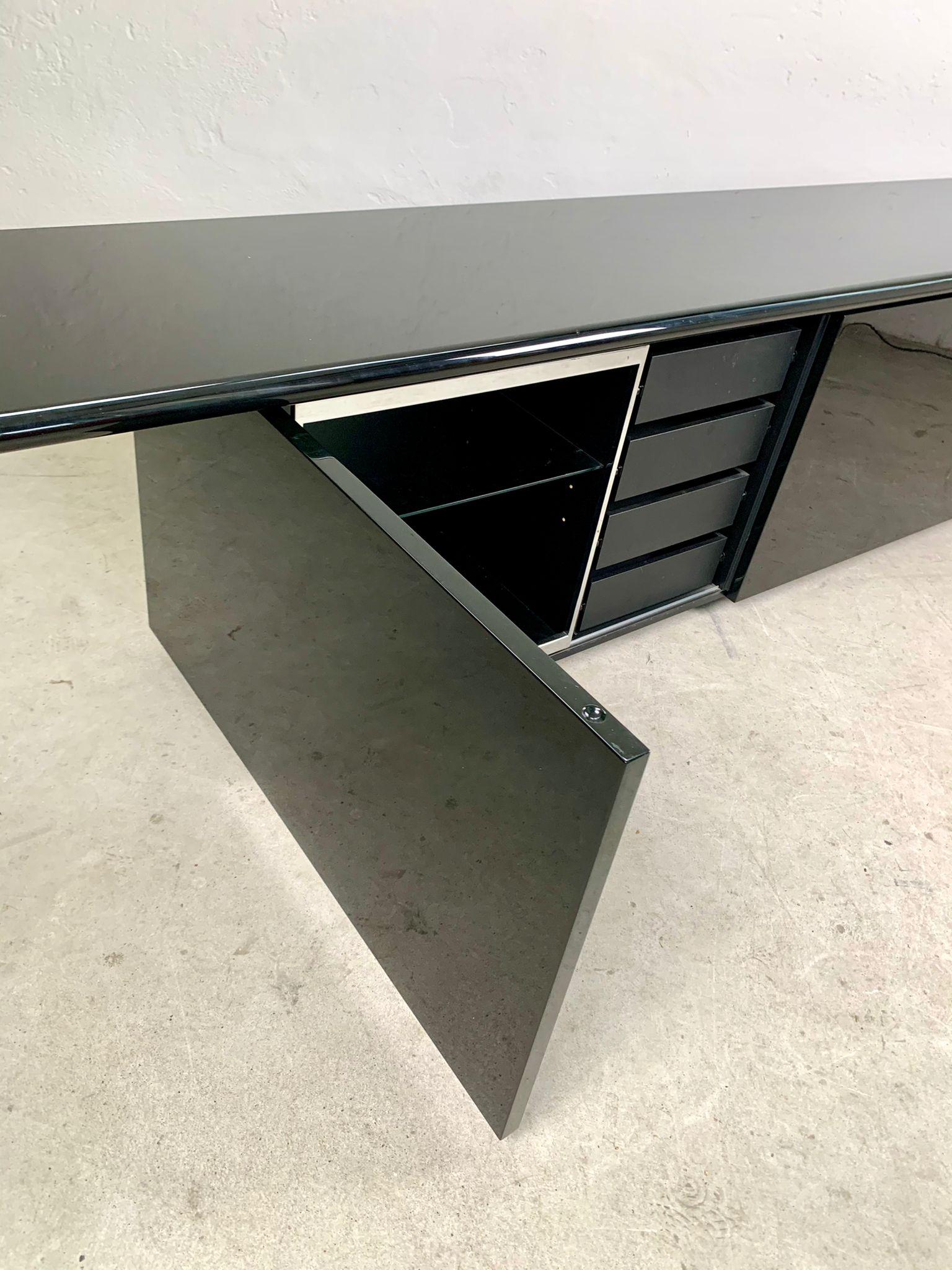 Stoppino and Acerbis, Black lacquered two-door storage sideboard, 1977 In Good Condition In Milano, IT