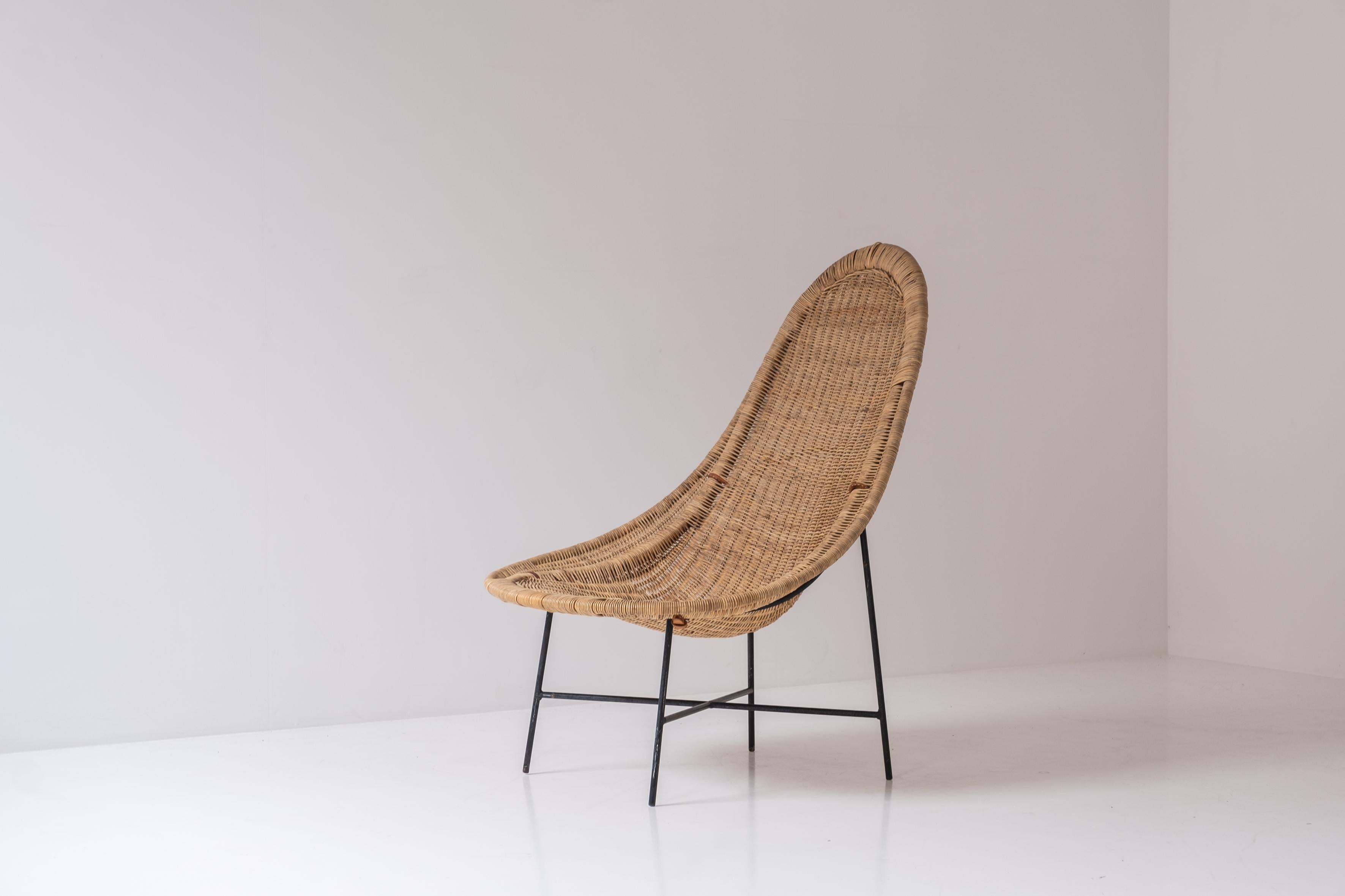 ‘Stora Kraal’ lounge chair by Kerstin Hörlin-Holmquist for Nordiska Kompaniet, Sweden 1952. This elegant side chair features lacquered metal, wicker and brown leather straps. Exceptional Swedish craftsmanship. Some age related marks, but overall in