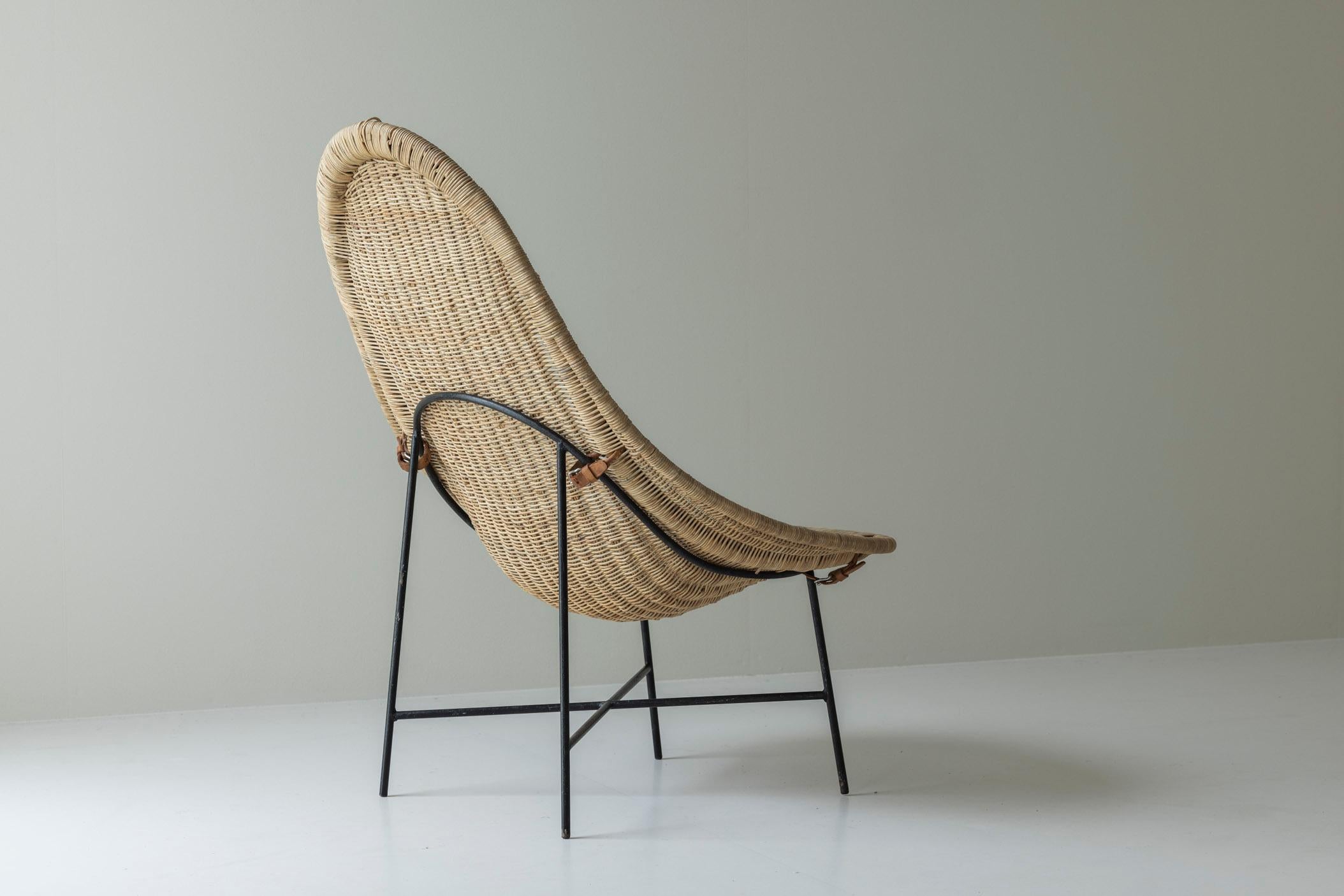 ‘Stora Kraal’ lounge chair by Kerstin Hörlin-Holmquist for Nordiska Kompaniet, Sweden 1952. This elegant side chair features lacquered metal, wicker and brown leather straps. Exceptional Swedish craftsmanship. Some age related marks, but overall in