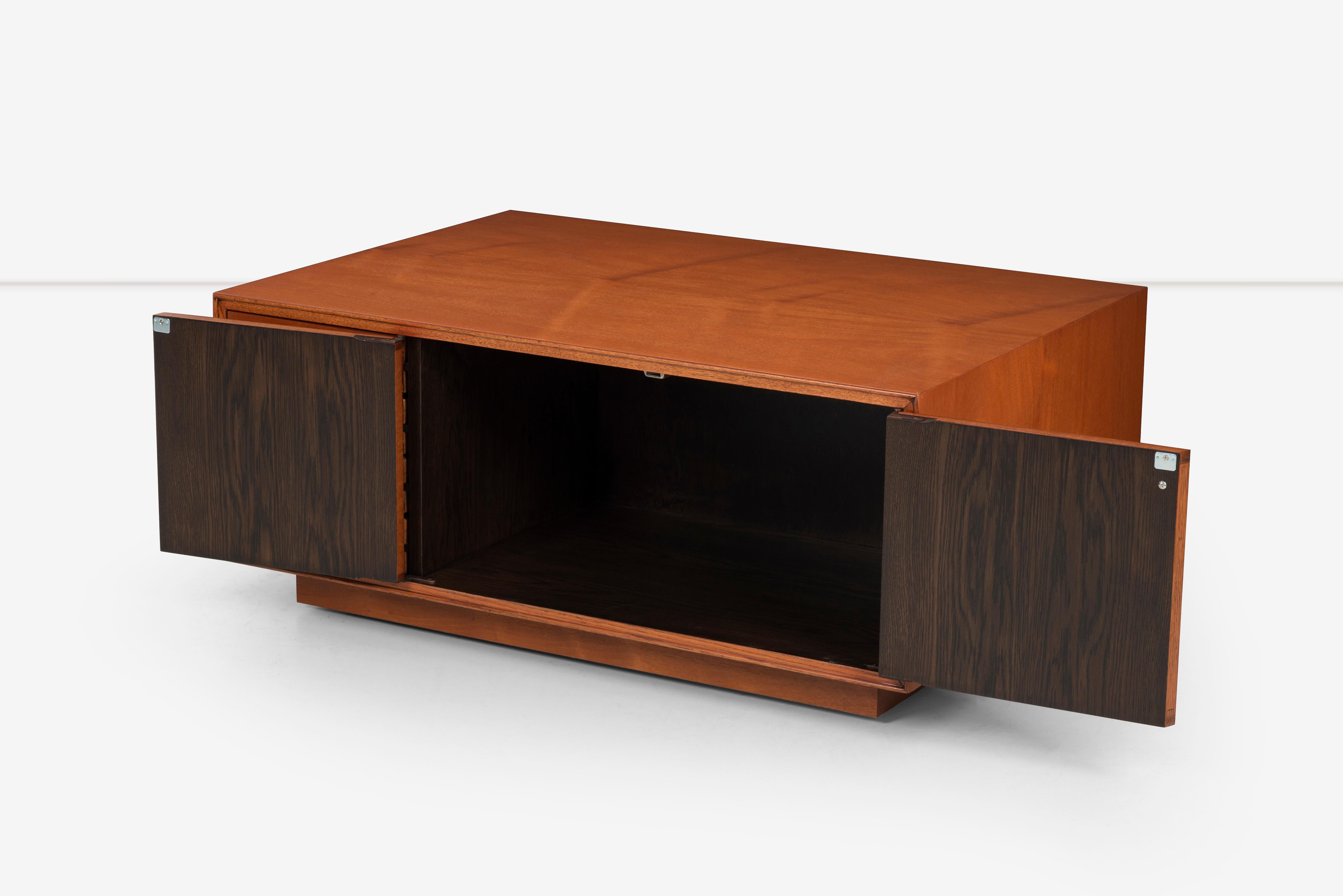 Mid-20th Century Storage and Display Coffee Table in the Style of Milo Baughman For Sale
