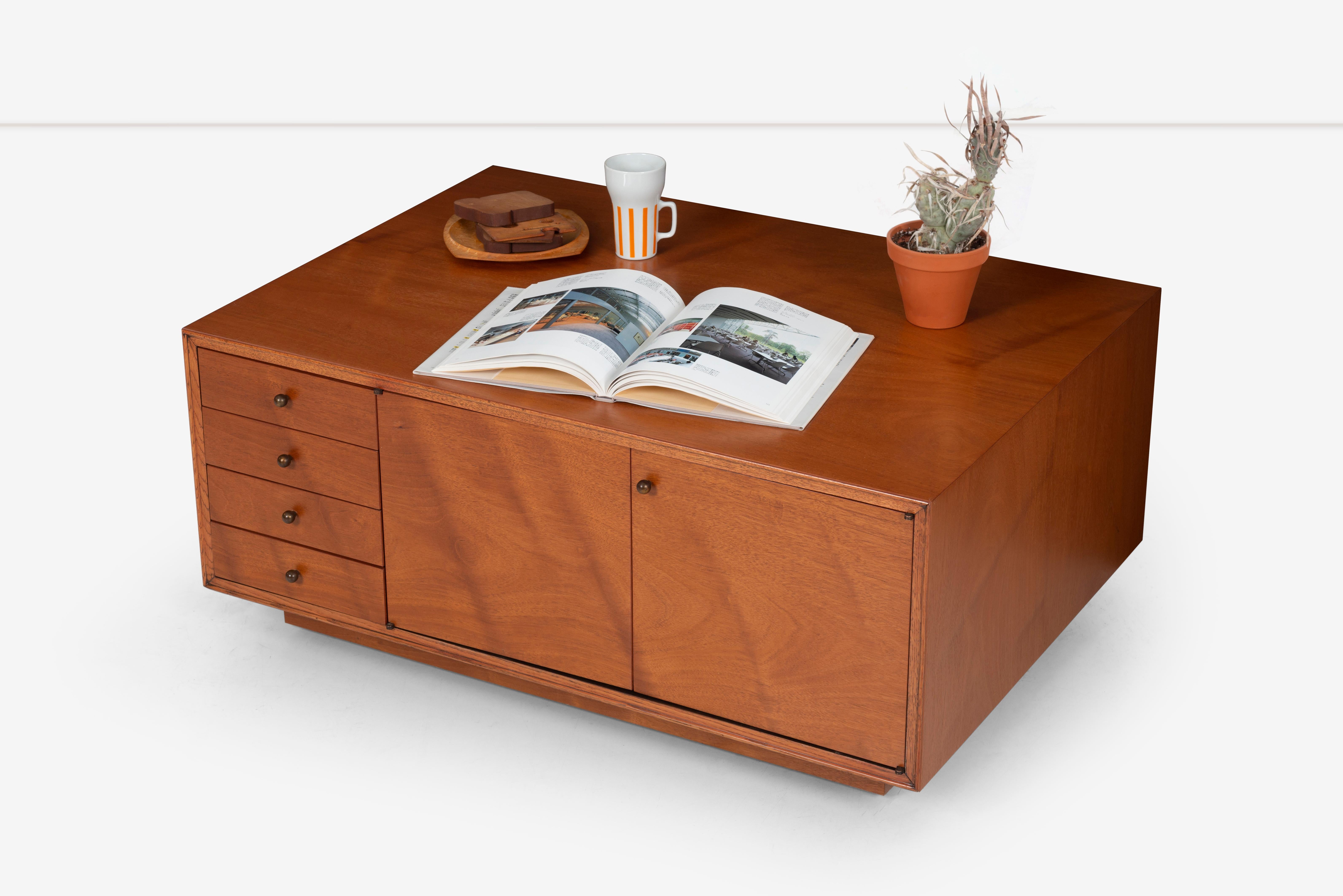 Storage and Display Coffee Table in the Style of Milo Baughman For Sale 1