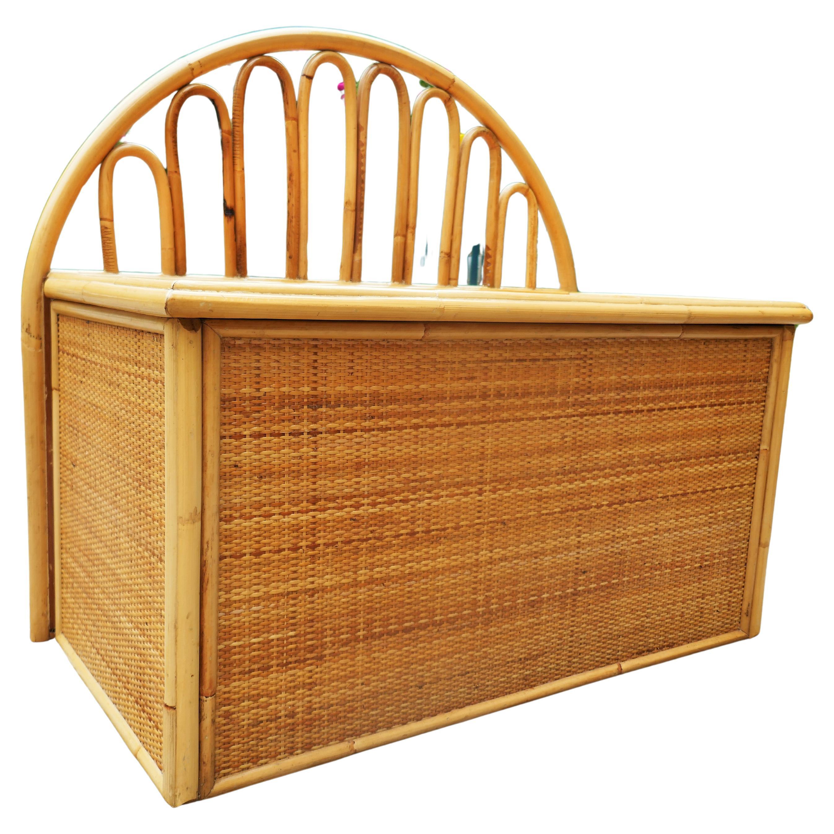 Banc de rangement attribué à Dal Vera
La quincaillerie destinée à soutenir le couvercle peut avoir été ajoutée ultérieurement.
Bon état.
Merci de votre attention