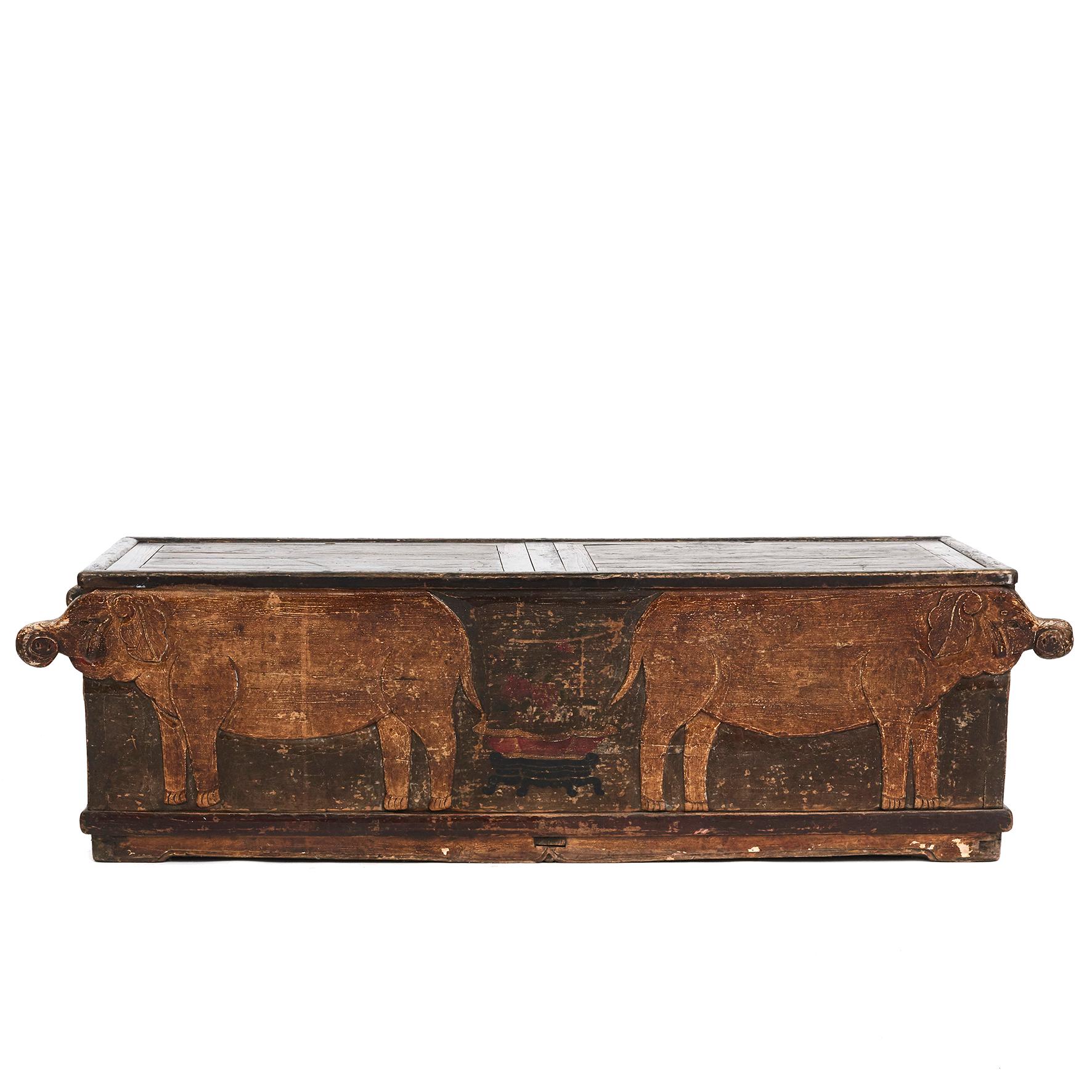 Artistic storage bench, naïve and charming in its design.
Shape of elephants in amber lacquer between elephants, at the end decorated with vases and flowers in polychrome lacquer colors. Two lids on top of the bench
Untouched original condition with