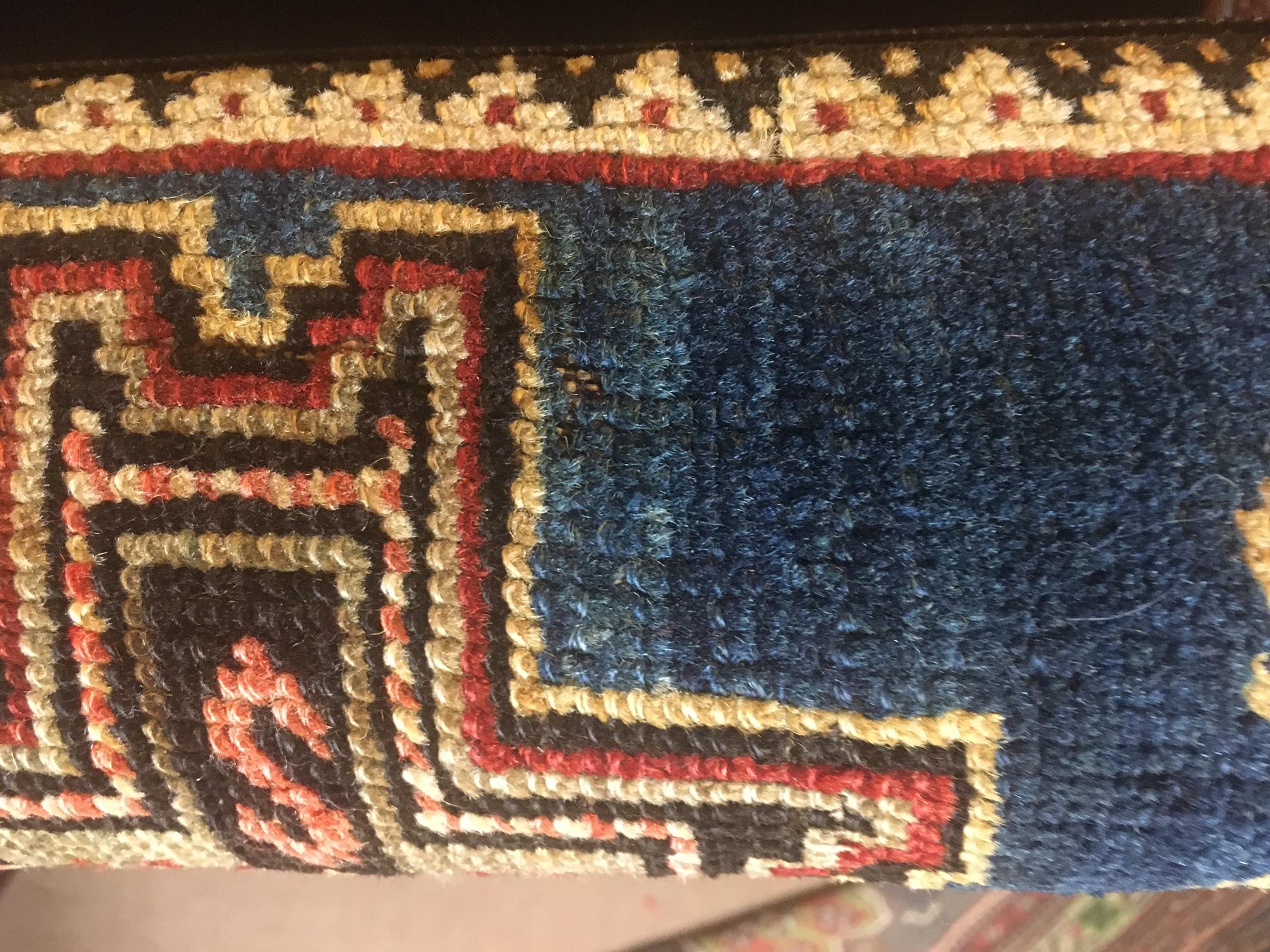 Banc de rangement tapissé d'un ancien tapis Shirvan en laine nouée à la main en vente 2