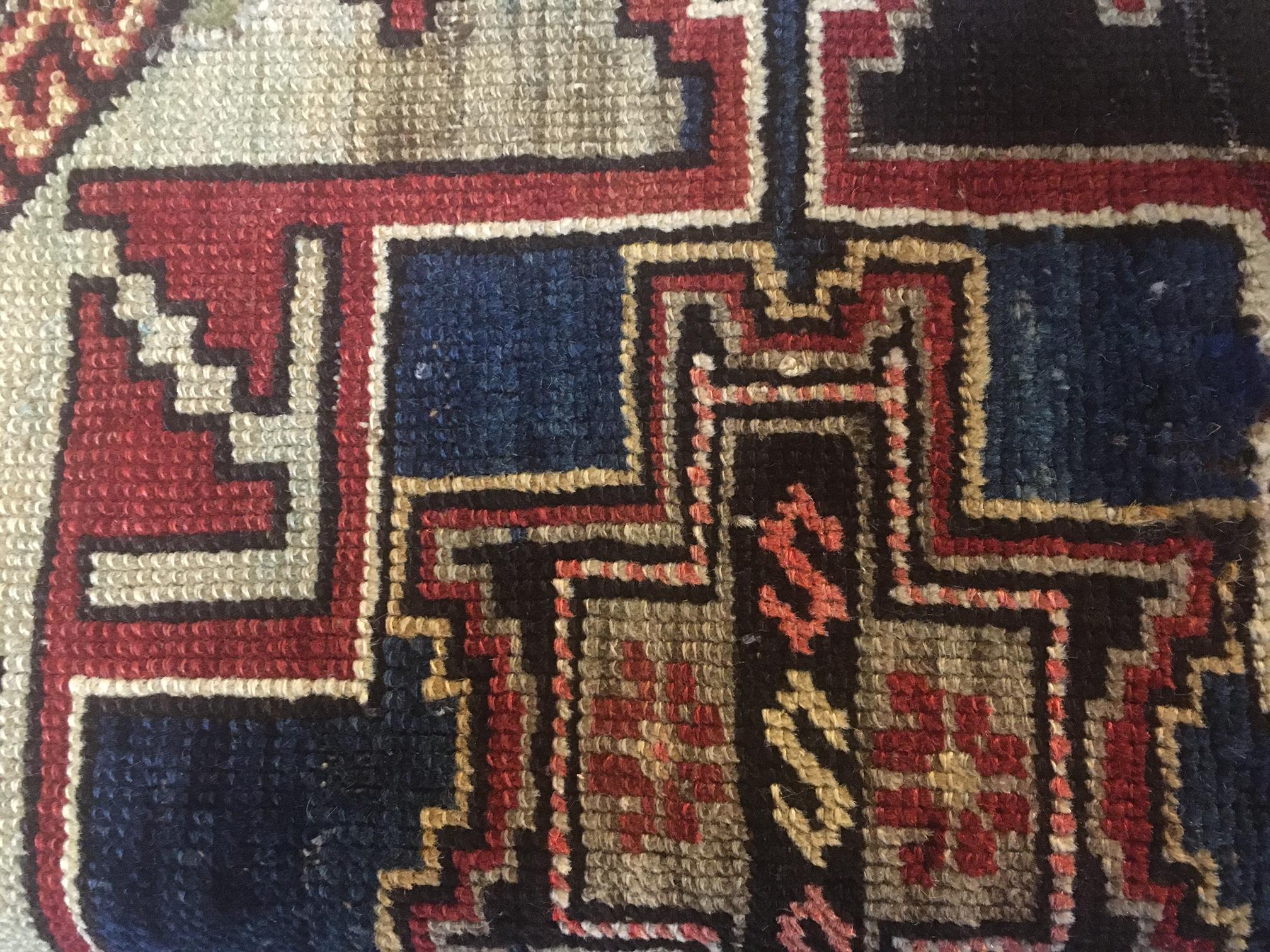 Banc de rangement tapissé d'un ancien tapis Shirvan en laine nouée à la main en vente 3