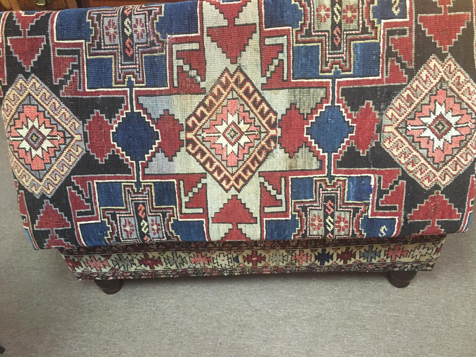 Banc de rangement tapissé d'un ancien tapis Shirvan en laine nouée à la main en vente 4