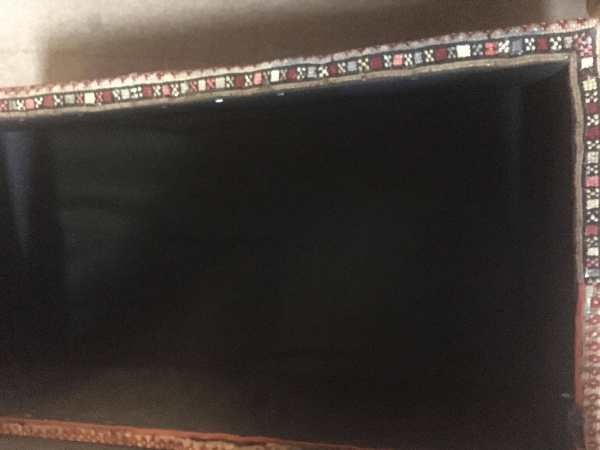 Banc de rangement tapissé d'un ancien tapis Shirvan en laine nouée à la main en vente 5