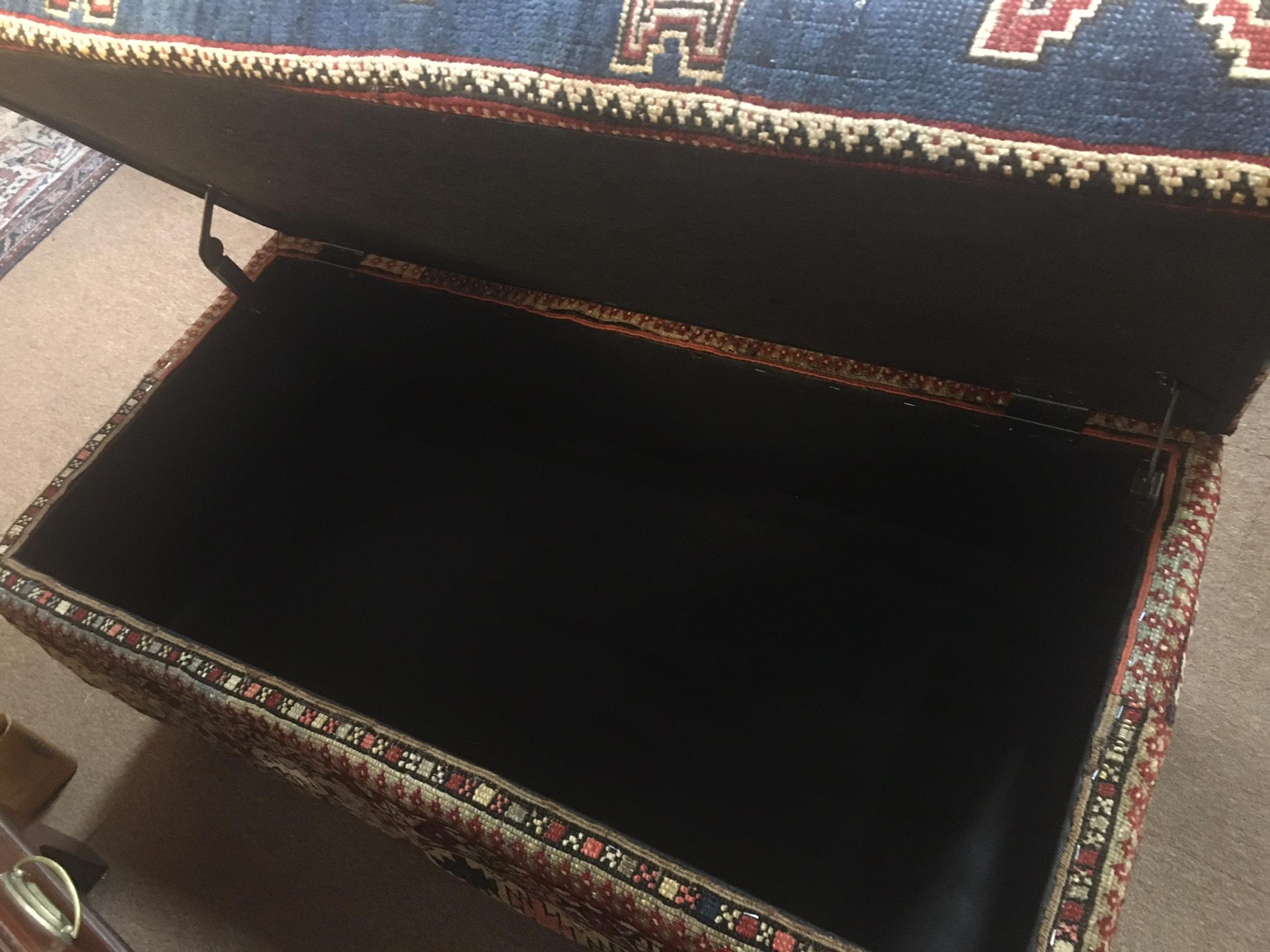 Banc de rangement tapissé d'un ancien tapis Shirvan en laine nouée à la main en vente 6