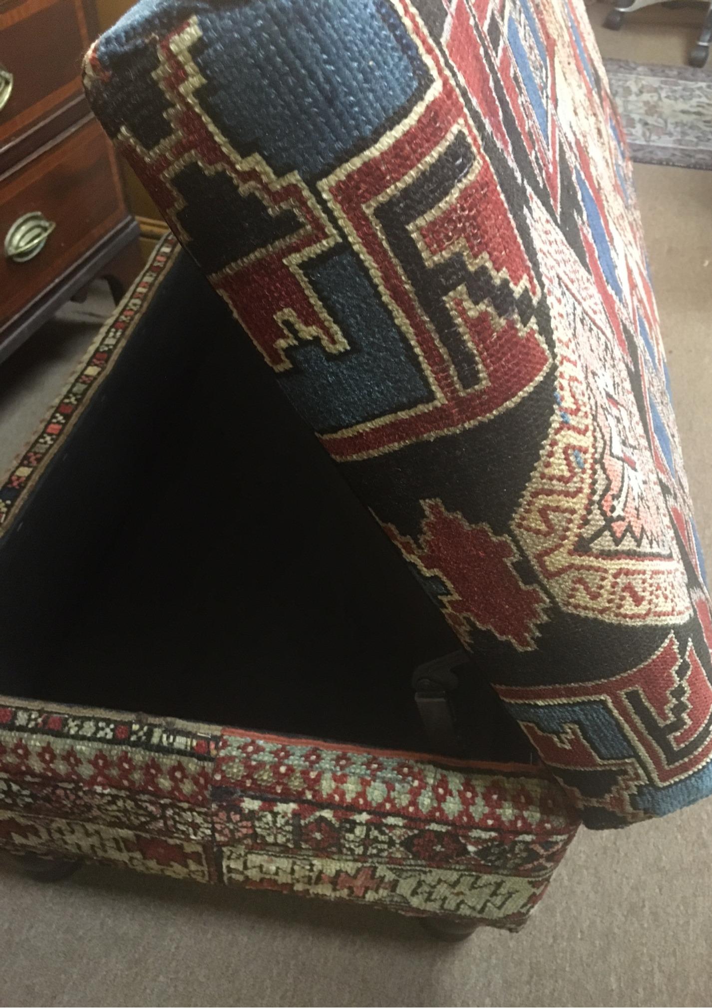 Banc de rangement tapissé d'un ancien tapis Shirvan en laine nouée à la main en vente 7